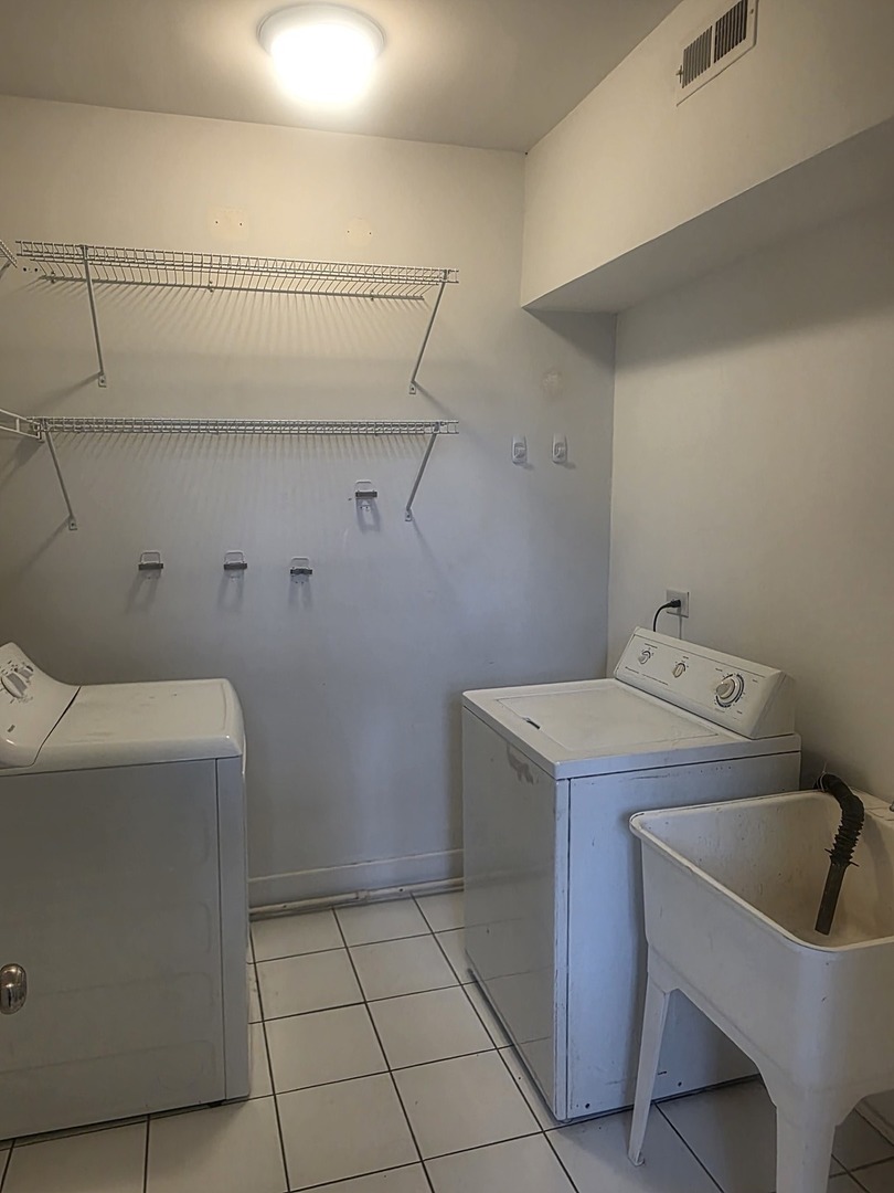 6926 S Paxton Avenue Unit: 1N