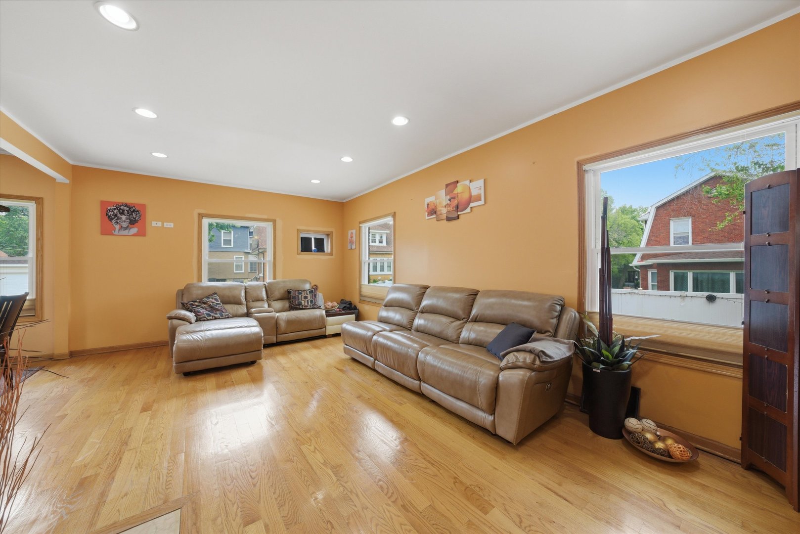 1615 W BEVERLY GLEN Parkway