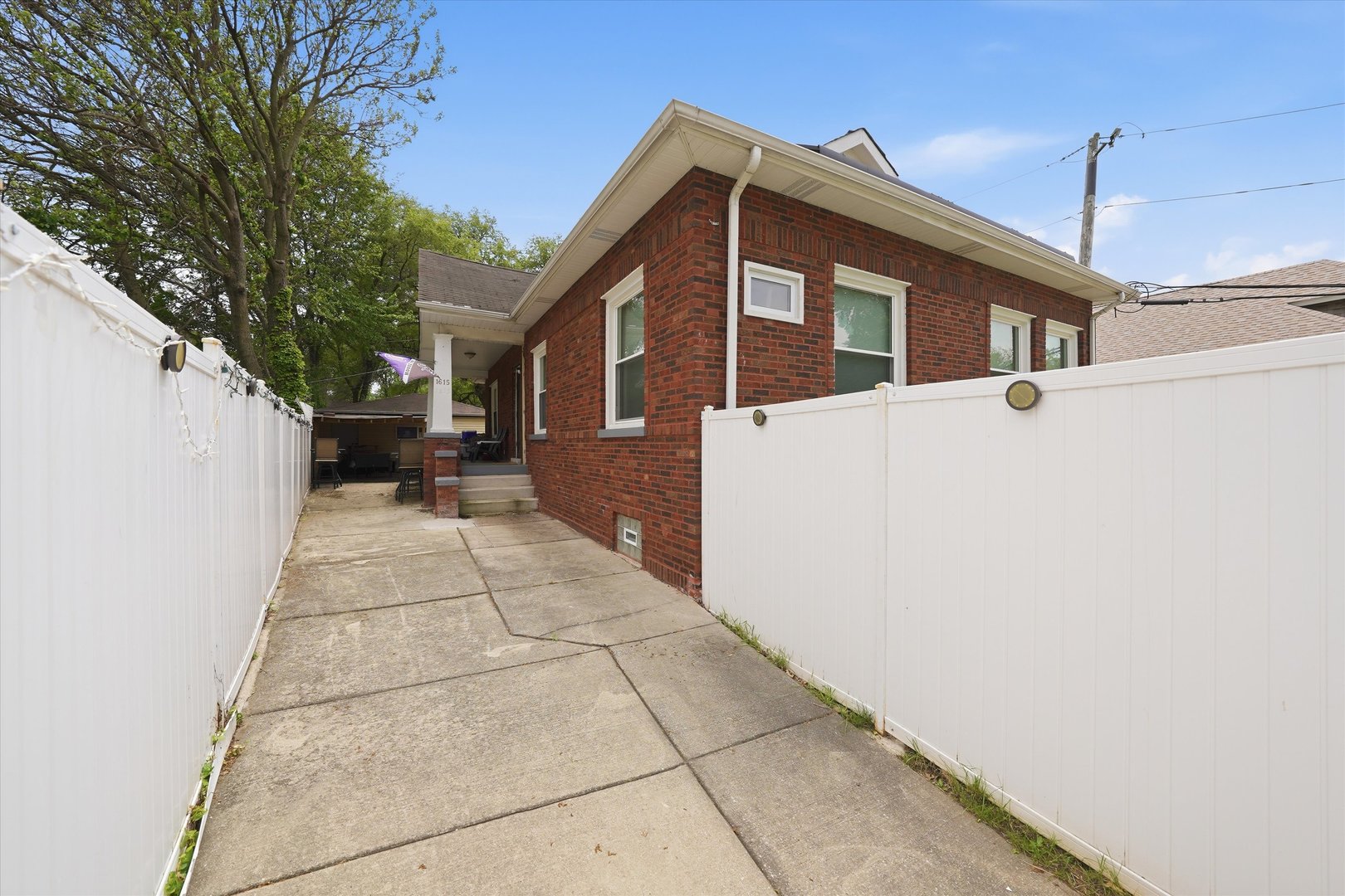 1615 W BEVERLY GLEN Parkway