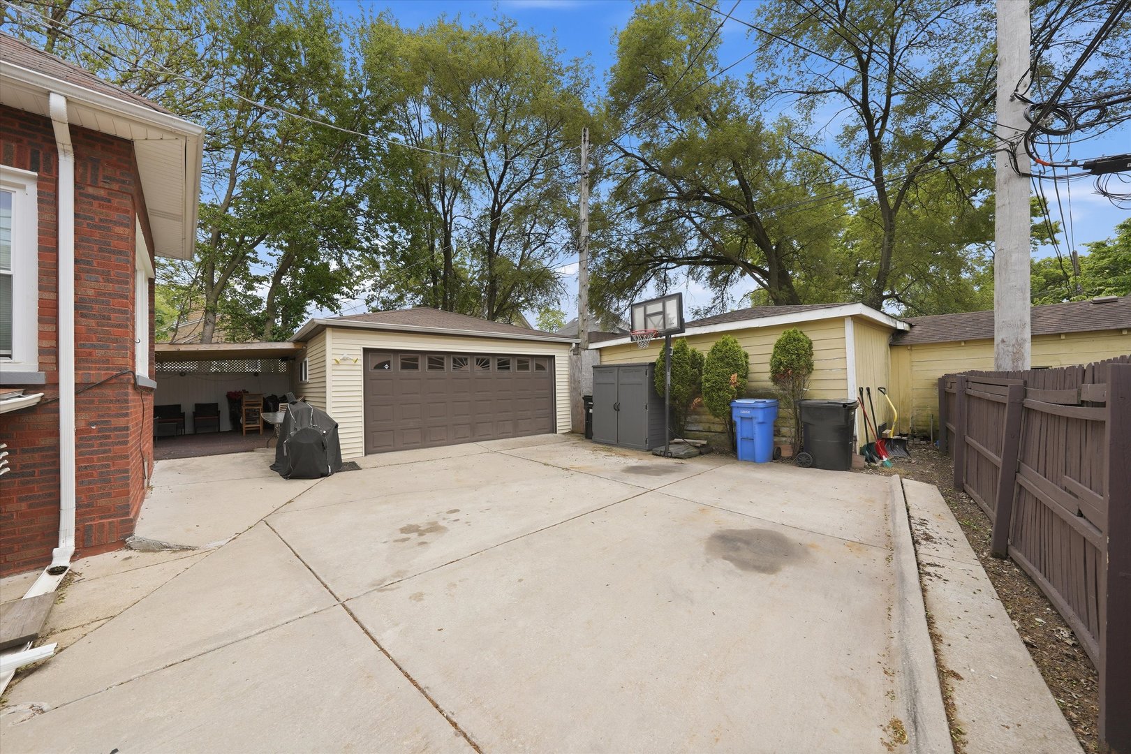 1615 W BEVERLY GLEN Parkway