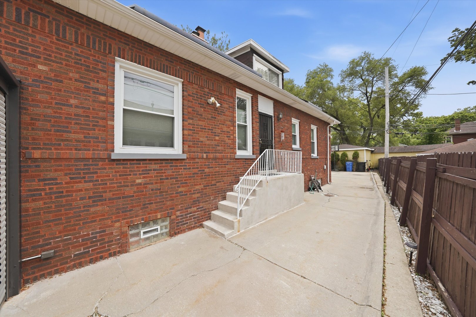 1615 W BEVERLY GLEN Parkway