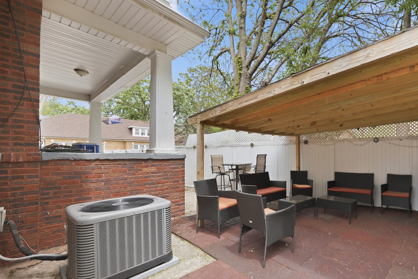 1615 W BEVERLY GLEN Parkway