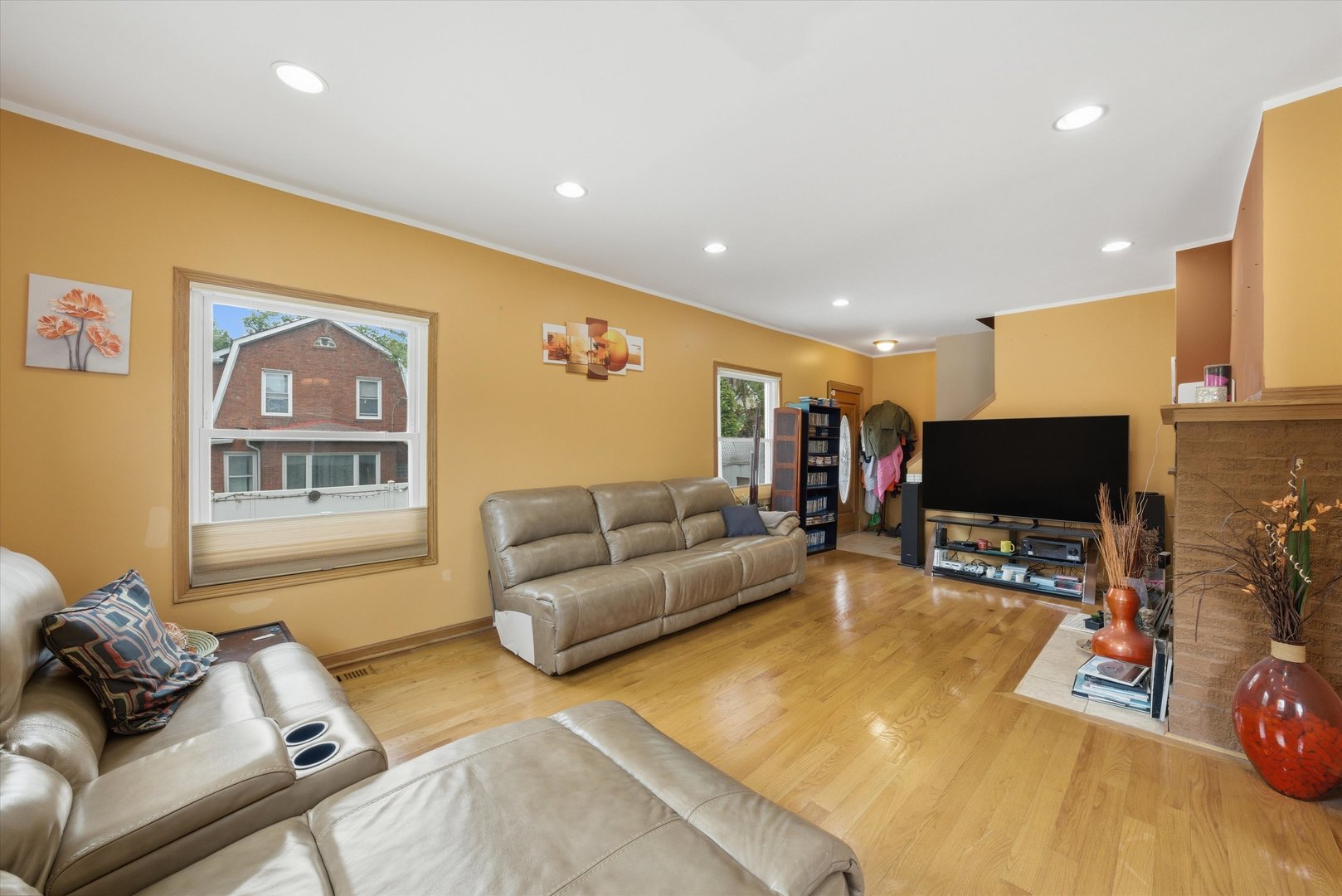 1615 W BEVERLY GLEN Parkway
