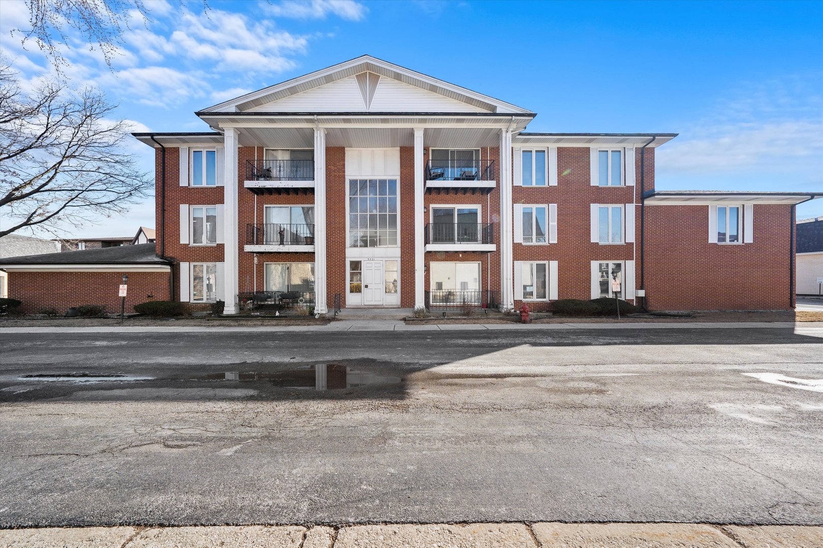 5721 CIRCLE Drive Unit: 304