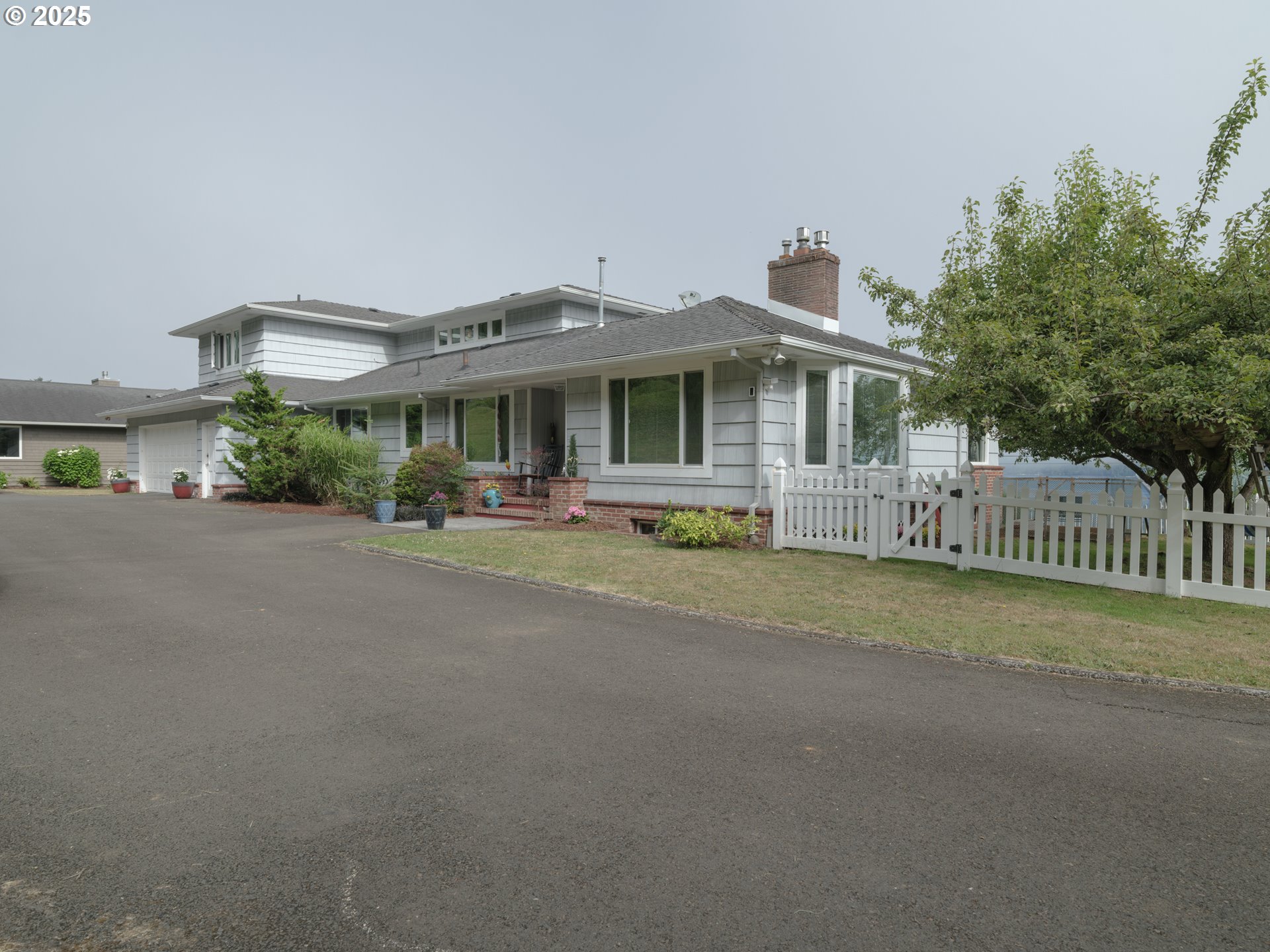183 W GRAND AVE