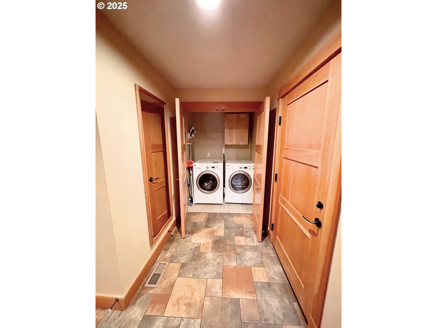 132 E SURFCREST AVE