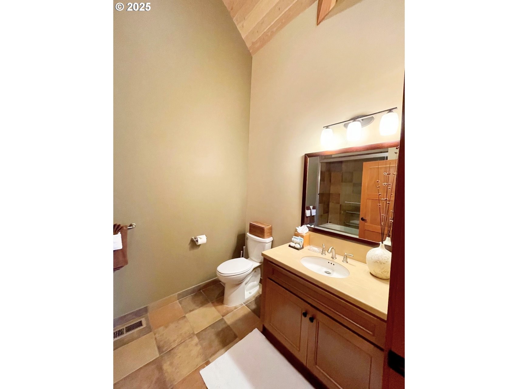 132 E SURFCREST AVE