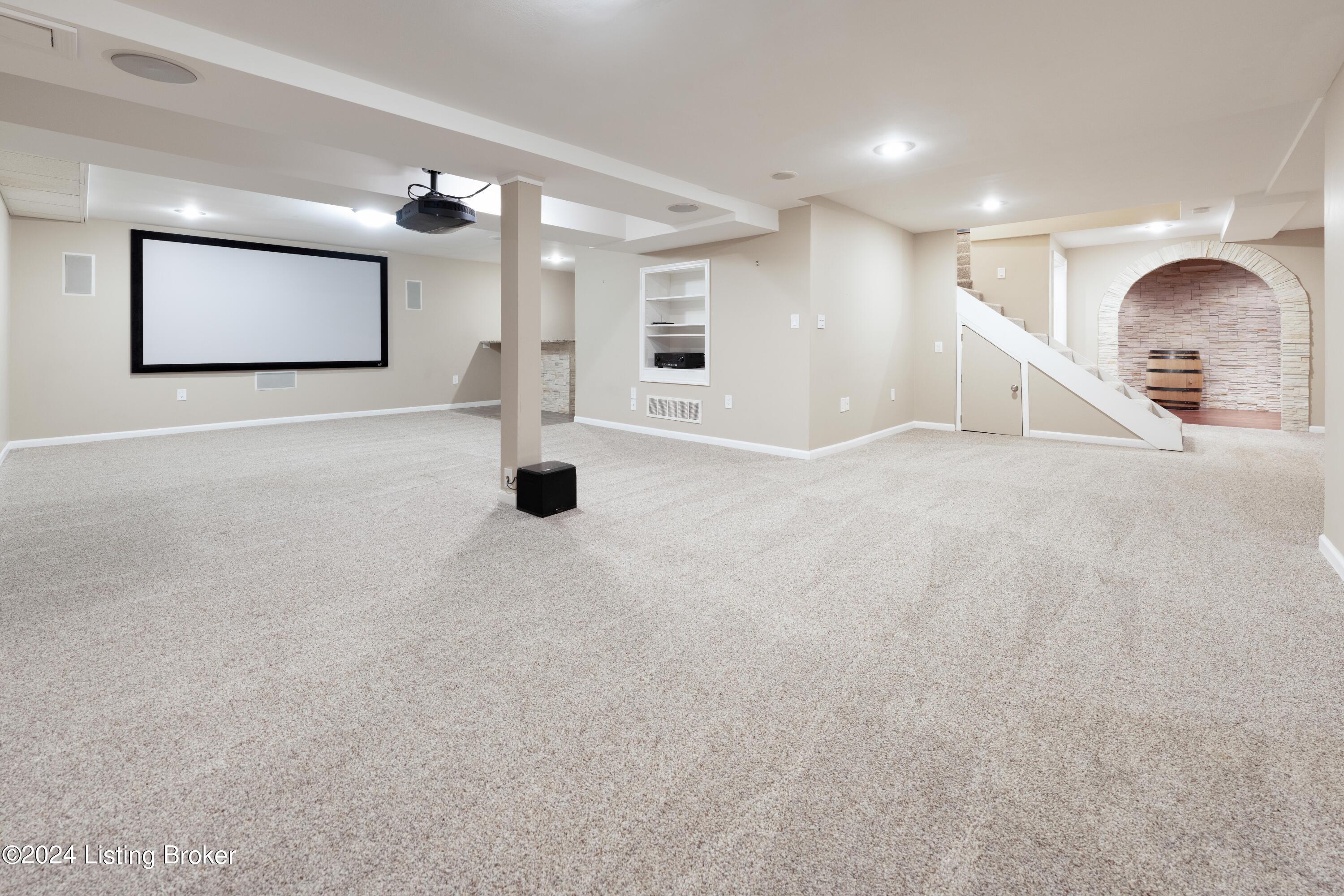 7618 Woodridge Dr