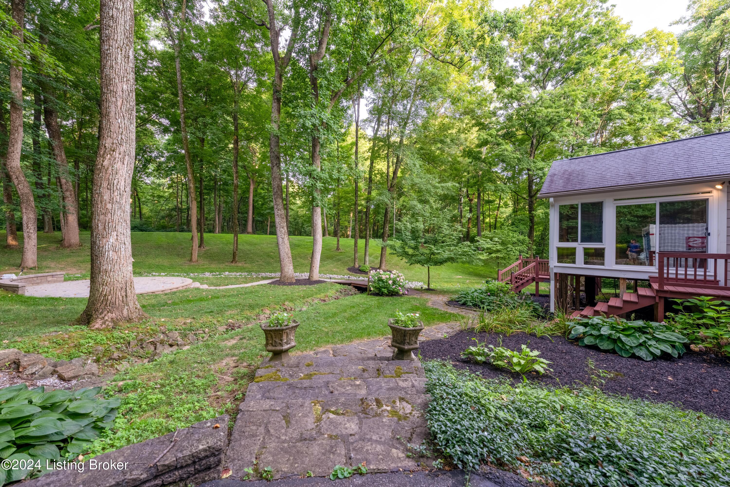 7618 Woodridge Dr