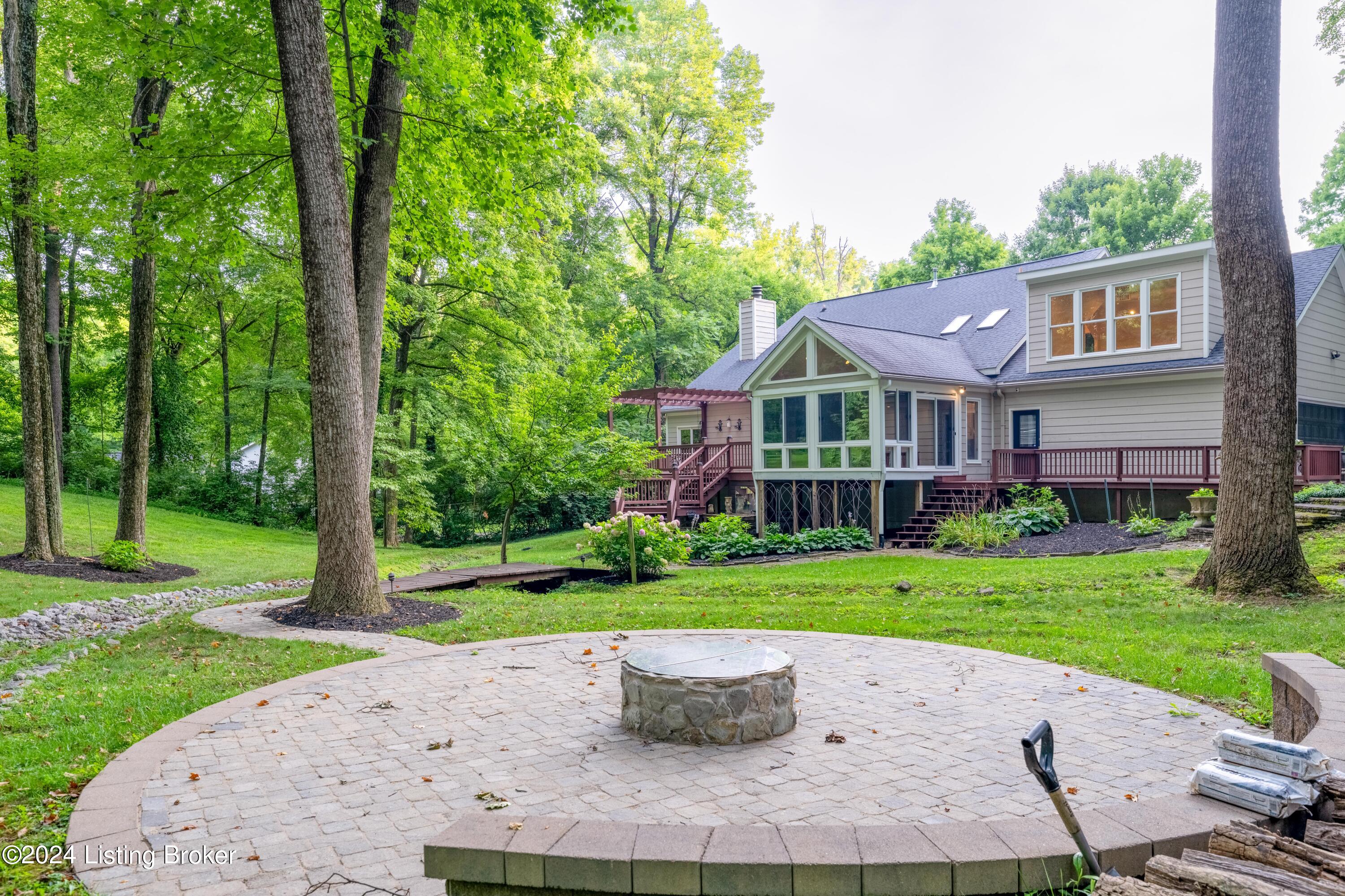 7618 Woodridge Dr