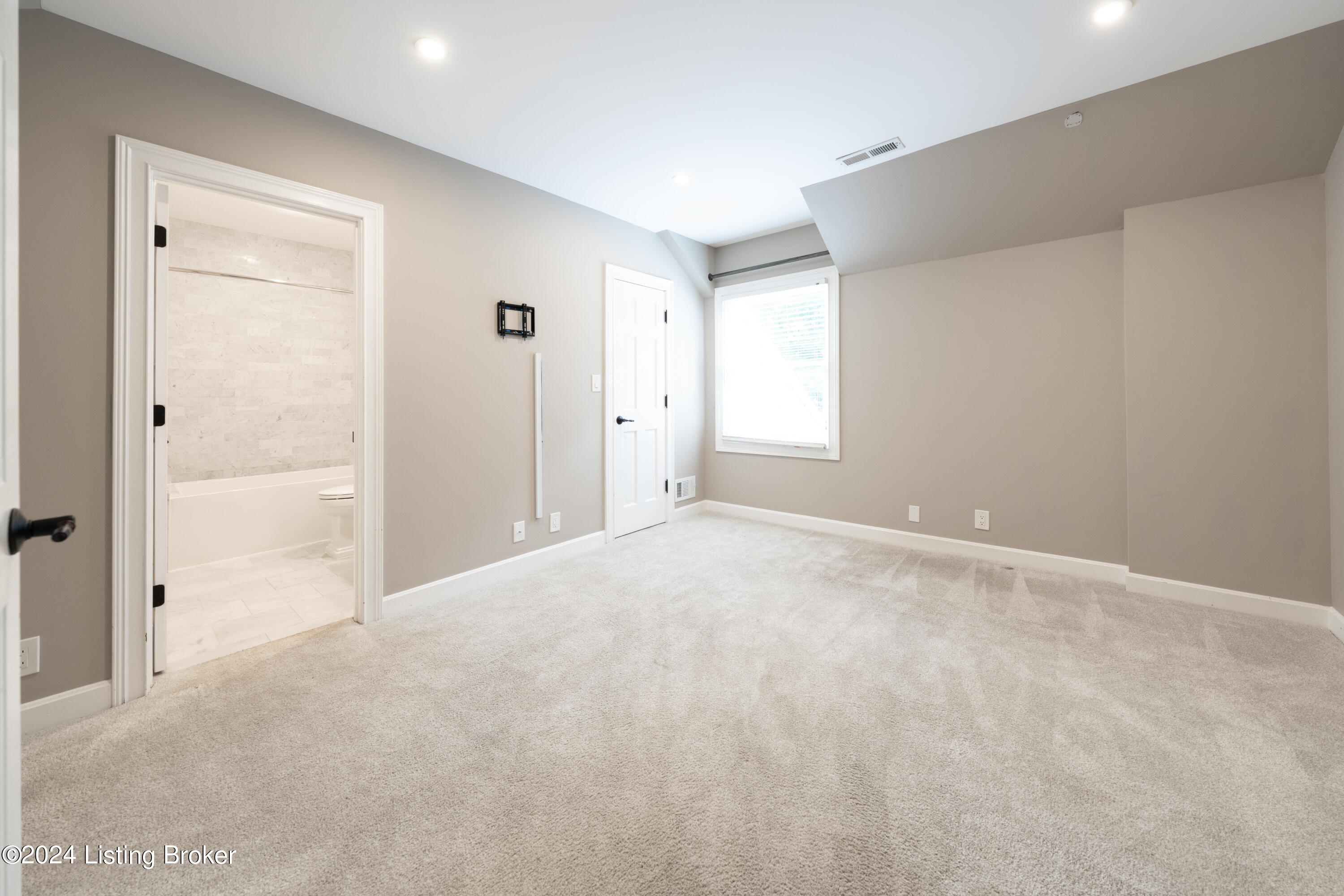 7618 Woodridge Dr