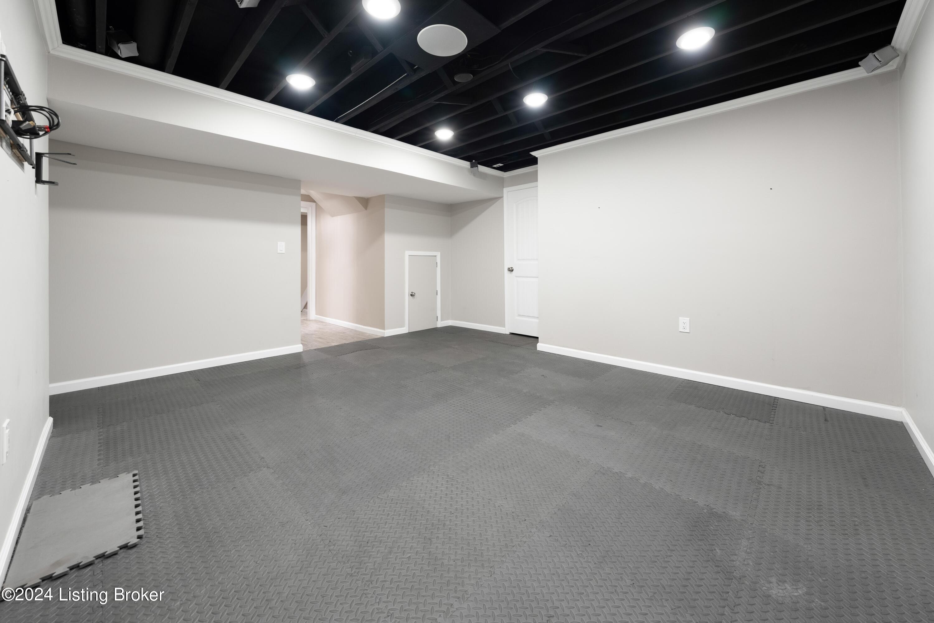 7618 Woodridge Dr