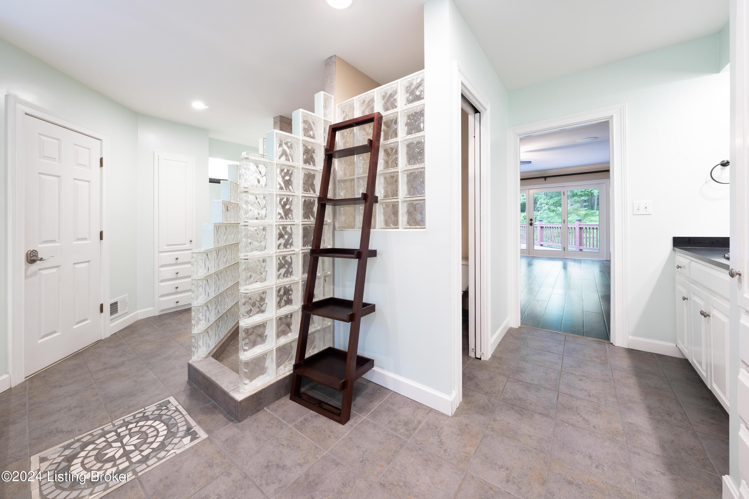 7618 Woodridge Dr