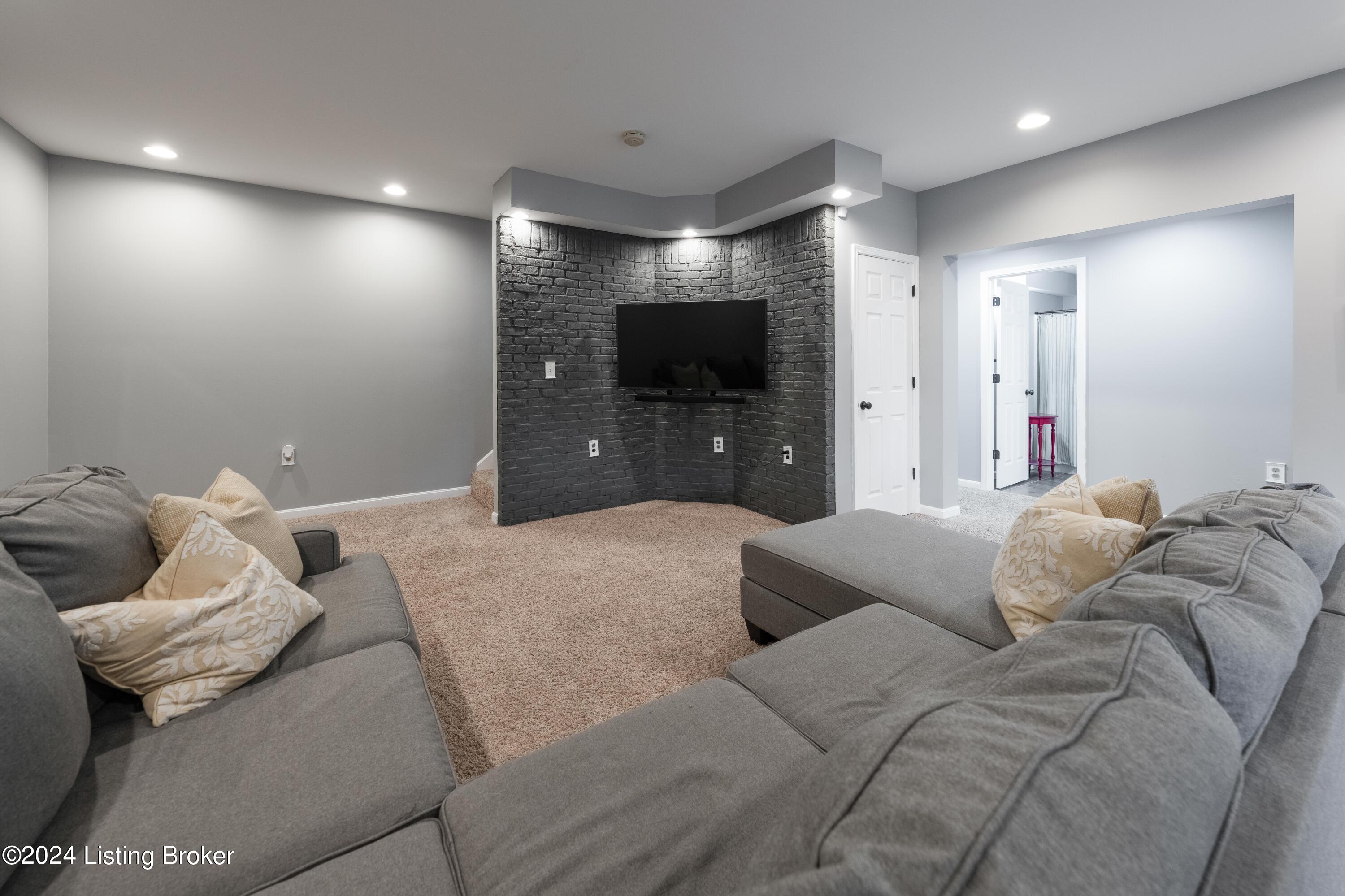 12929 Willow Forest Dr