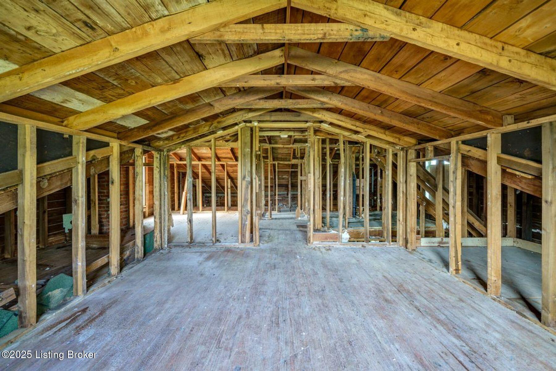 8118 Watterson Trail