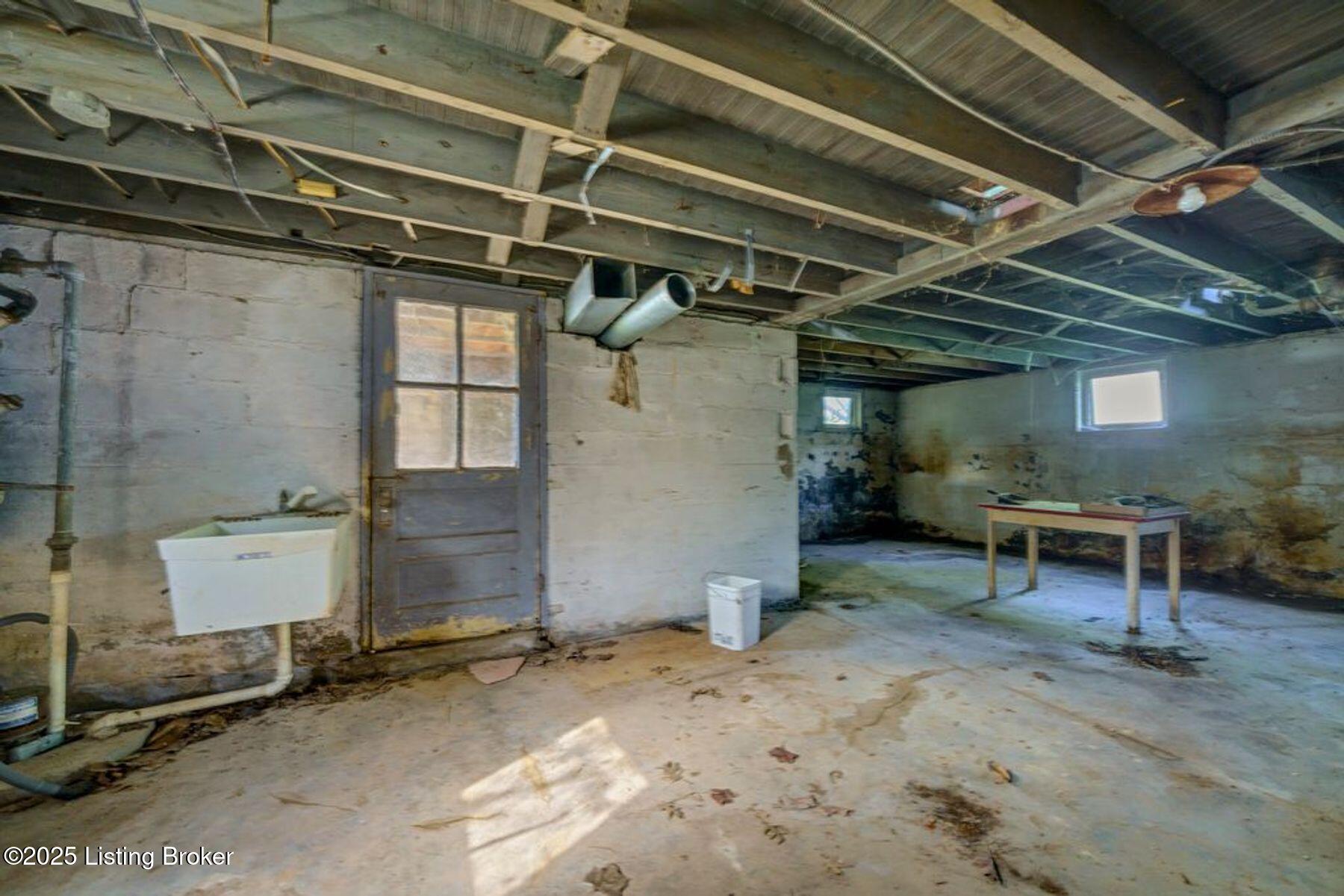 8118 Watterson Trail