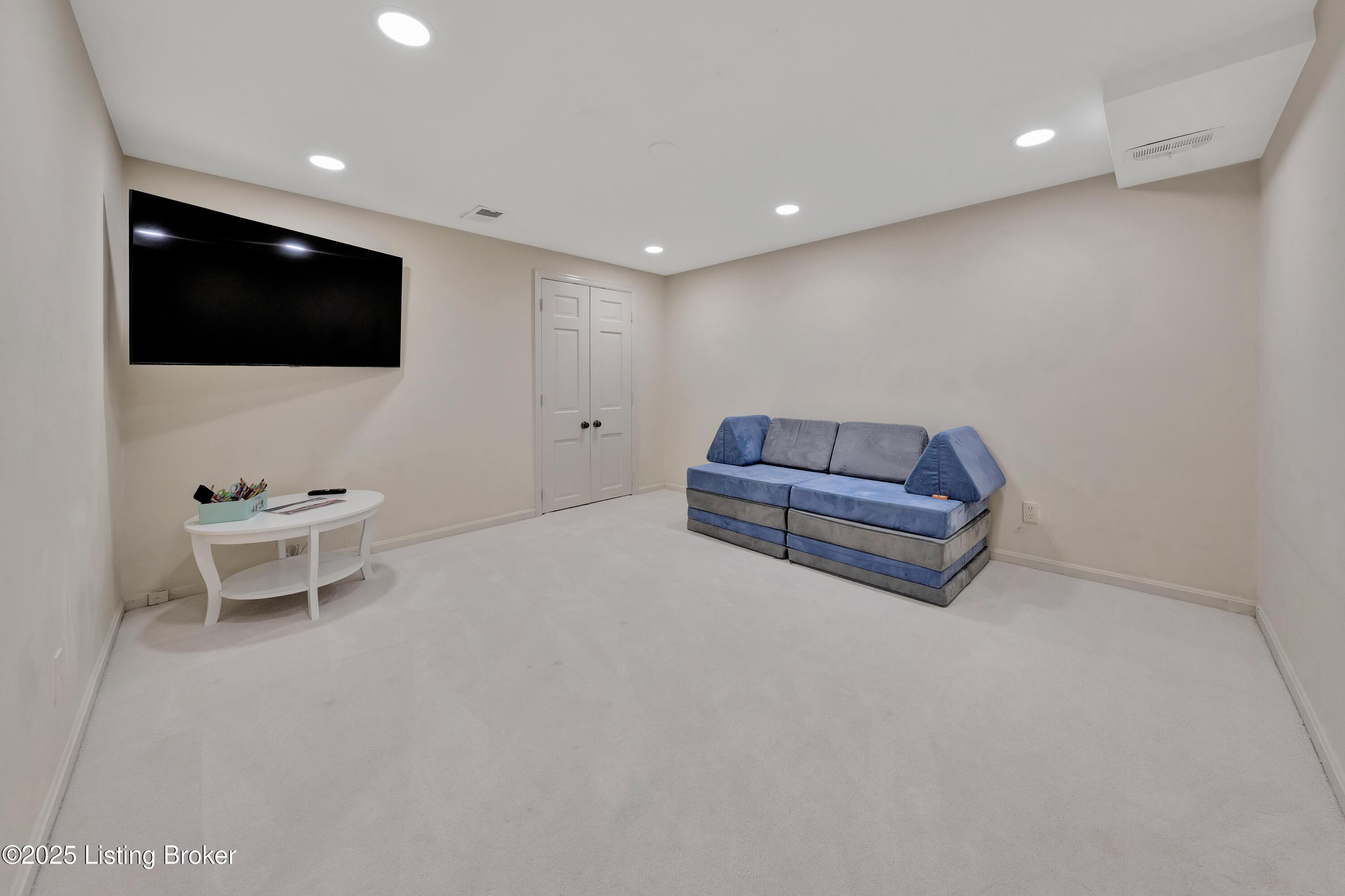 912 Albemarle Ct
