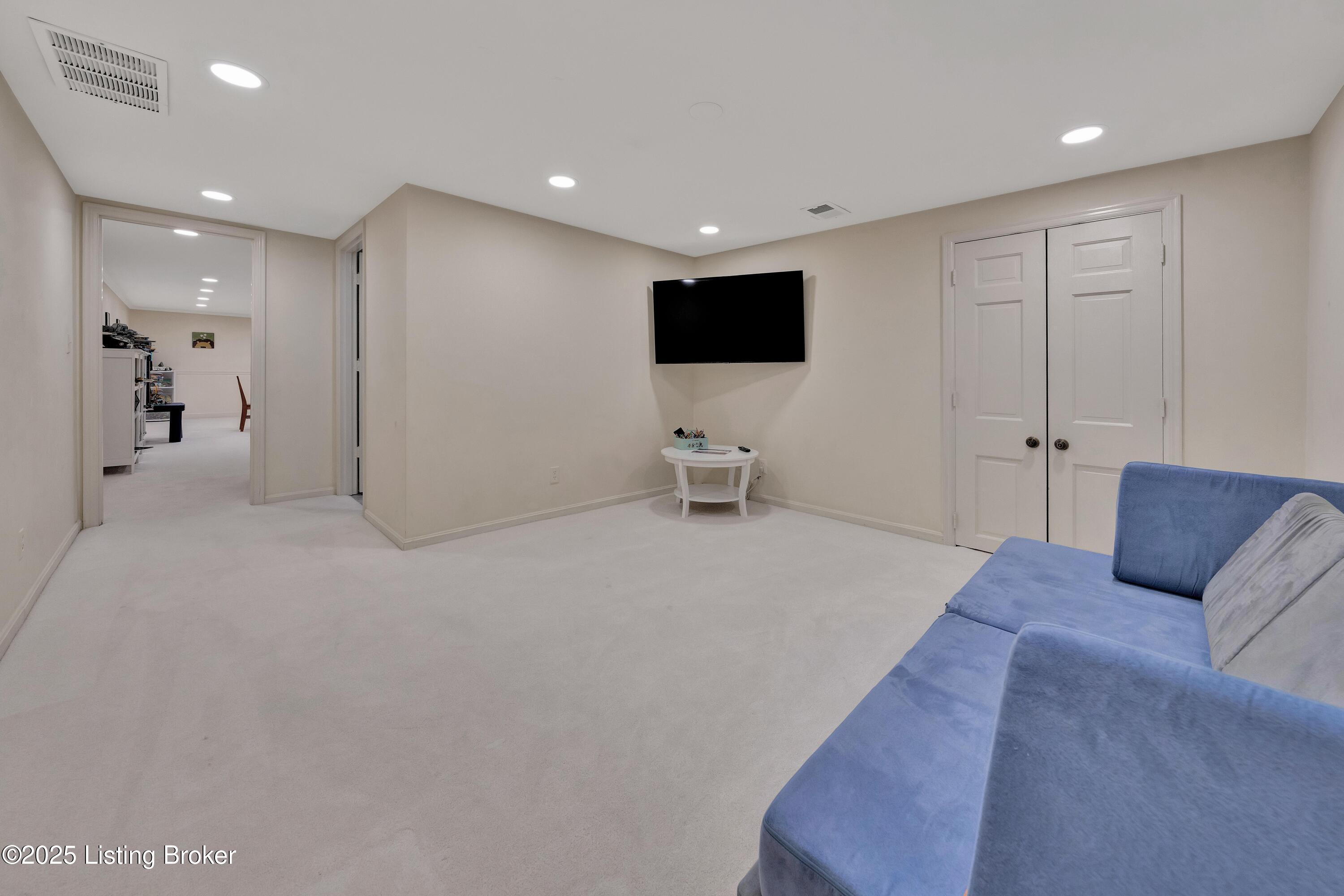 912 Albemarle Ct