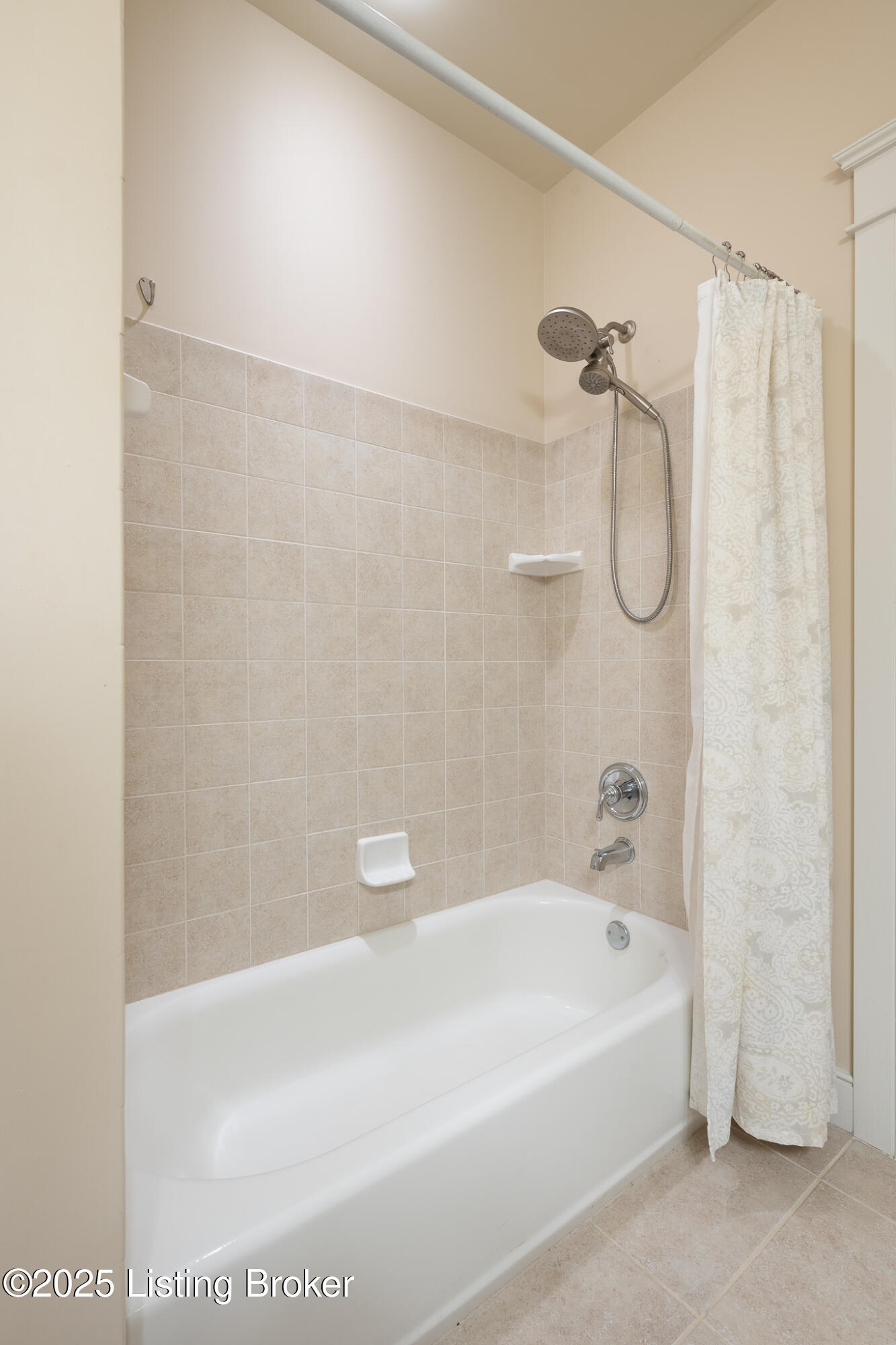 8201 Maris Ct, Louisville