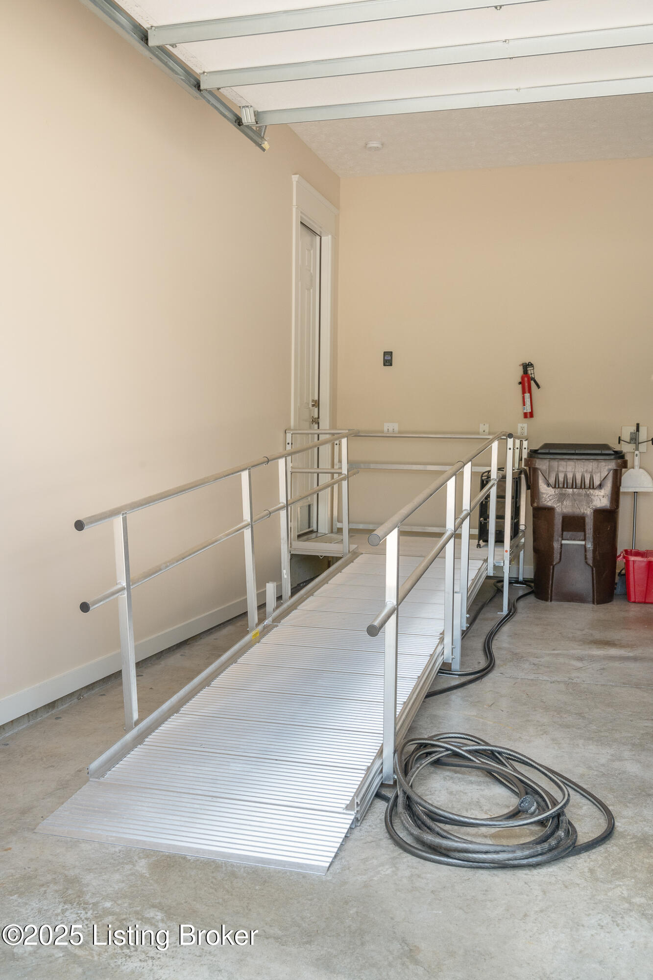 8201 Maris Ct, Louisville