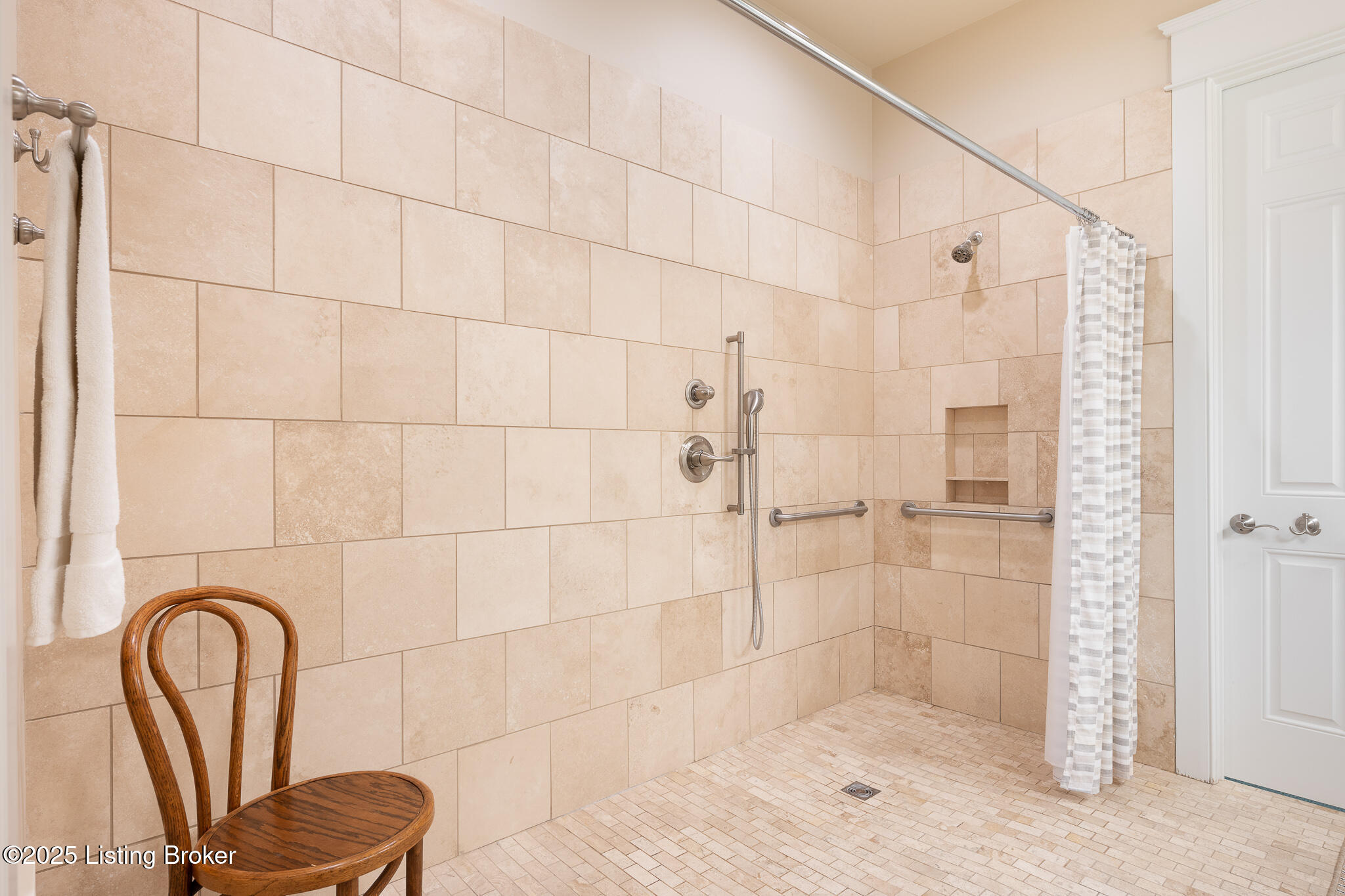 8201 Maris Ct, Louisville