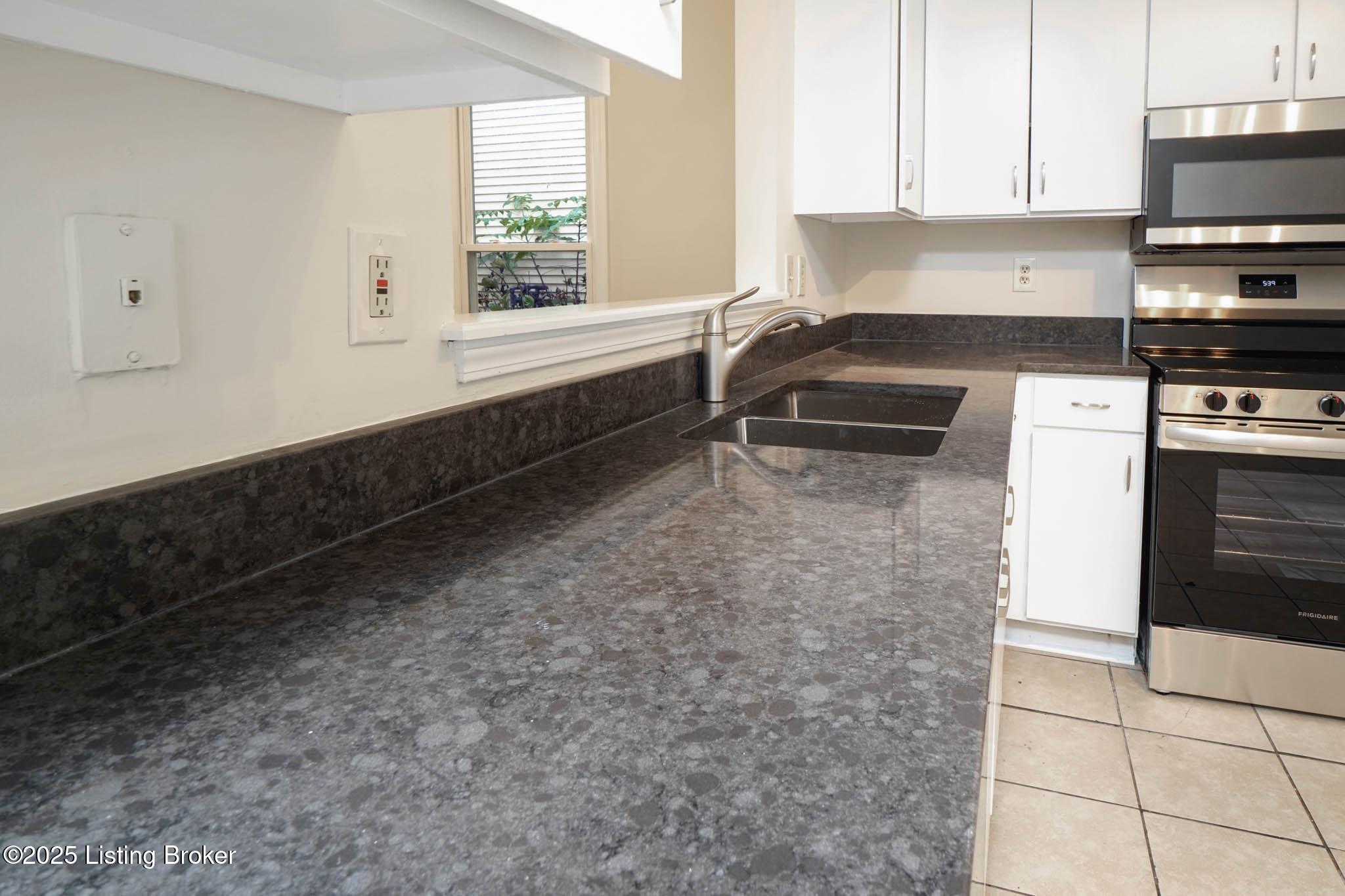 10509 Bay Pointe Ct, Louisville