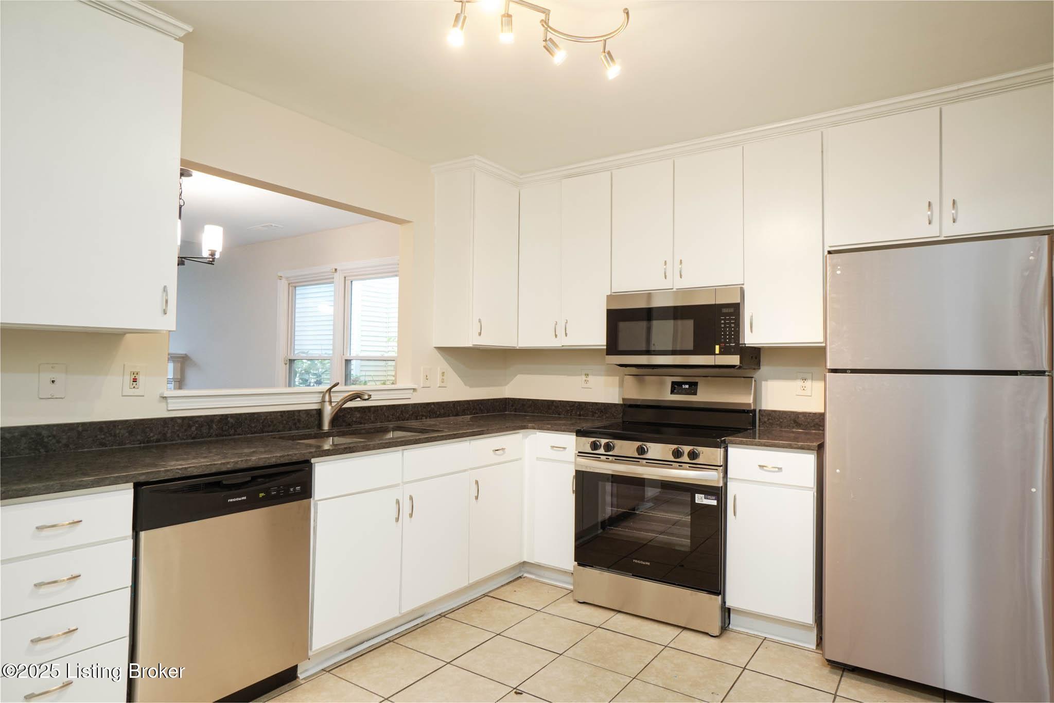 10509 Bay Pointe Ct, Louisville