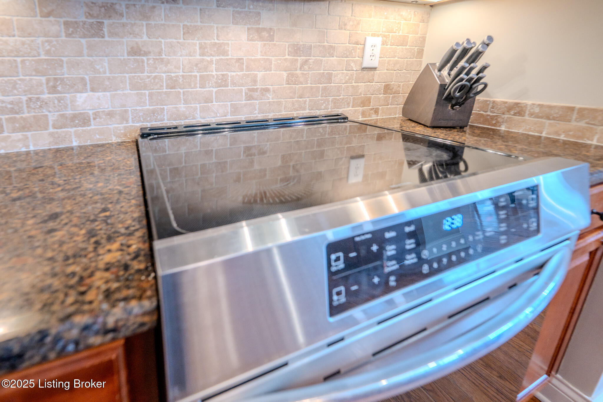 8017 Williamsgate Cir