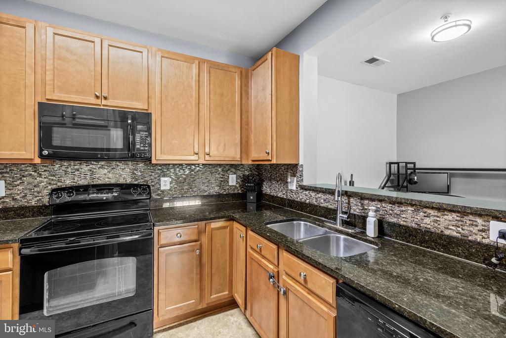 6161 WILLOW PLACE Unit: 207