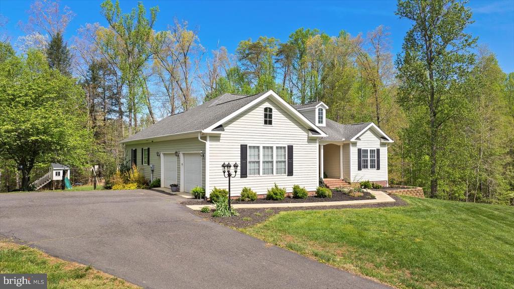 279 CARRIAGE LANE