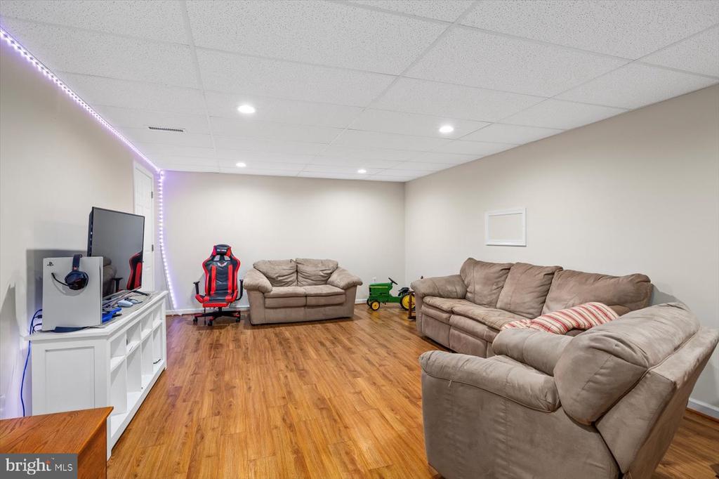 279 CARRIAGE LANE