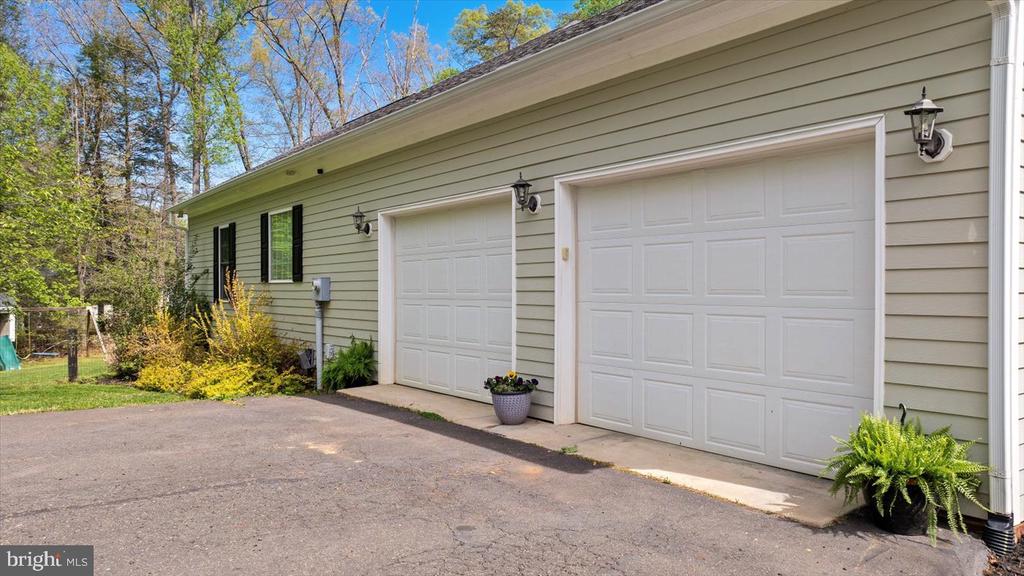 279 CARRIAGE LANE