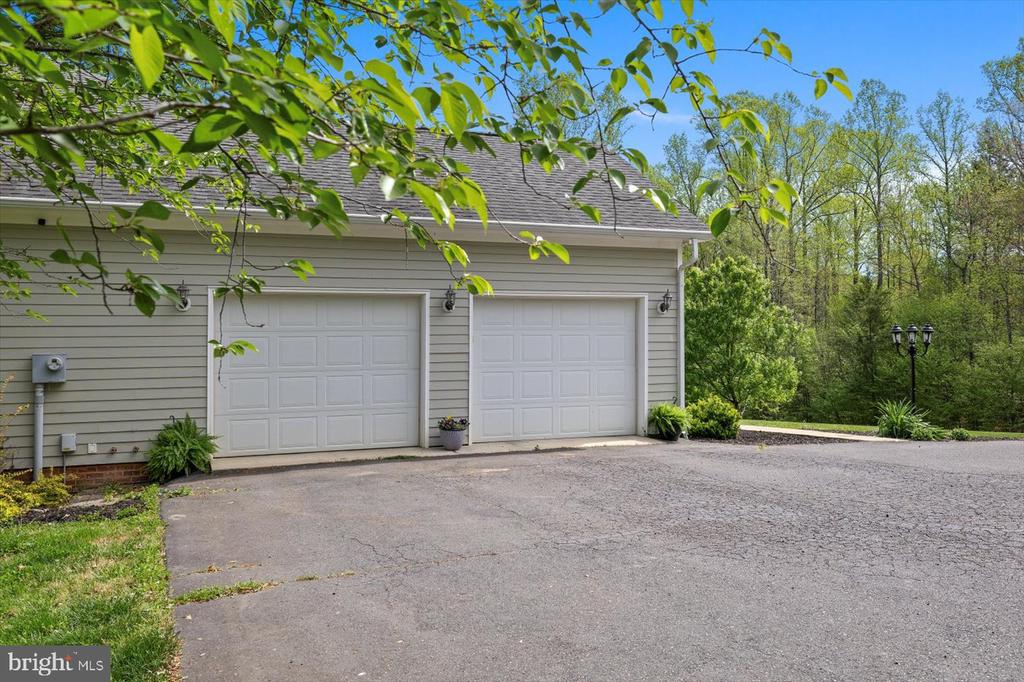 279 CARRIAGE LANE