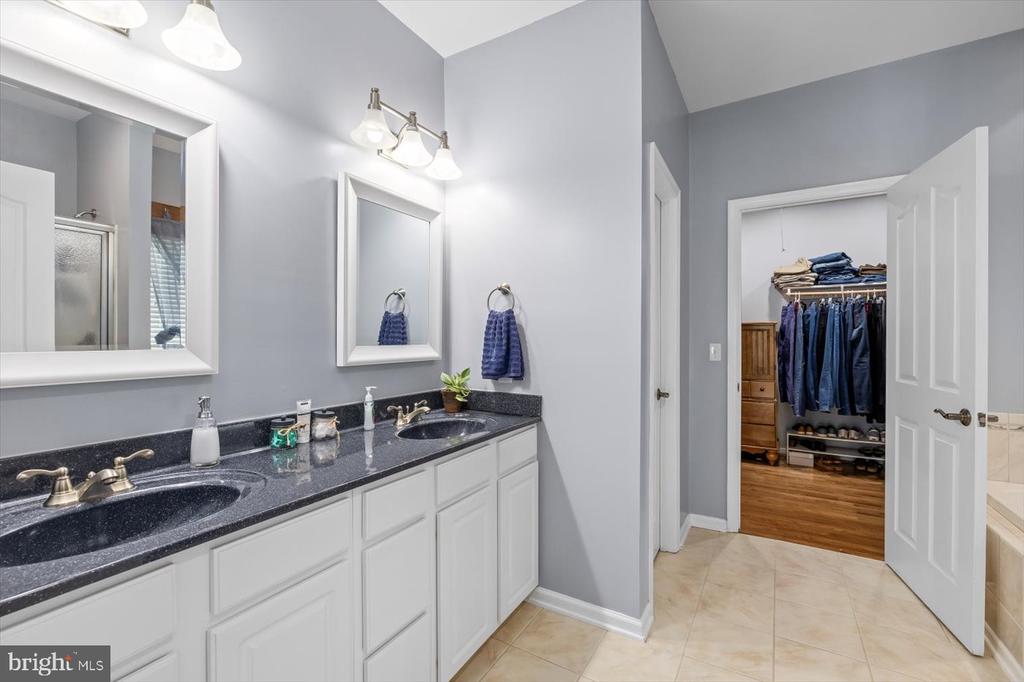 279 CARRIAGE LANE