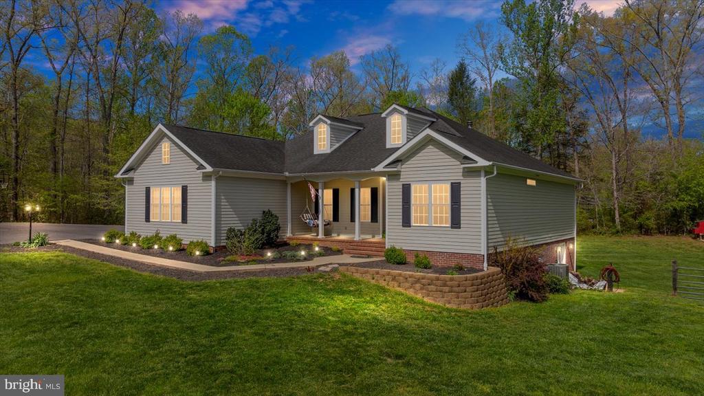 279 CARRIAGE LANE