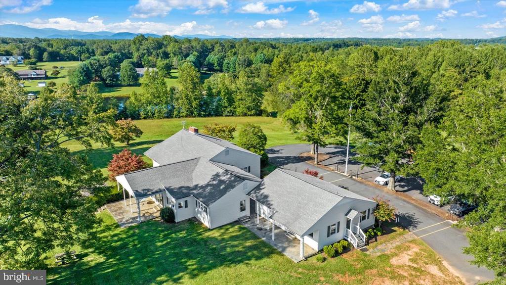 279 CARRIAGE LANE