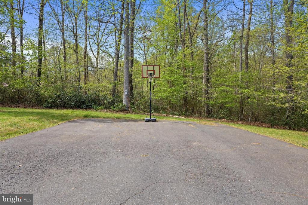 279 CARRIAGE LANE