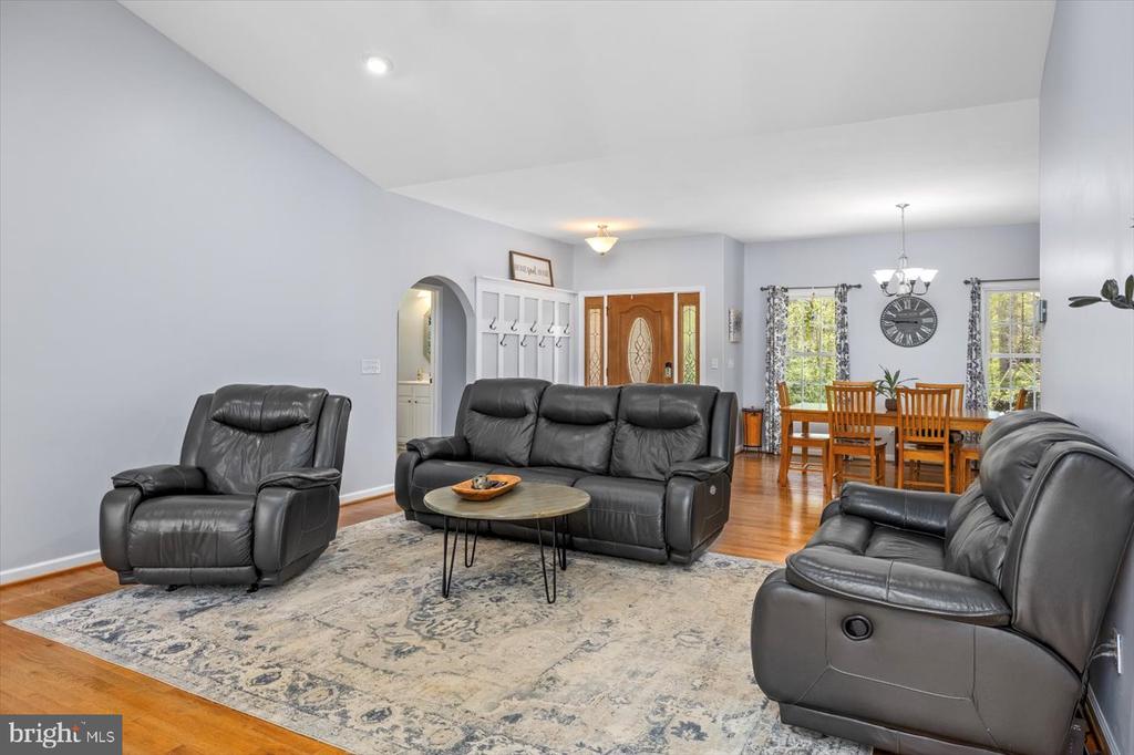 279 CARRIAGE LANE