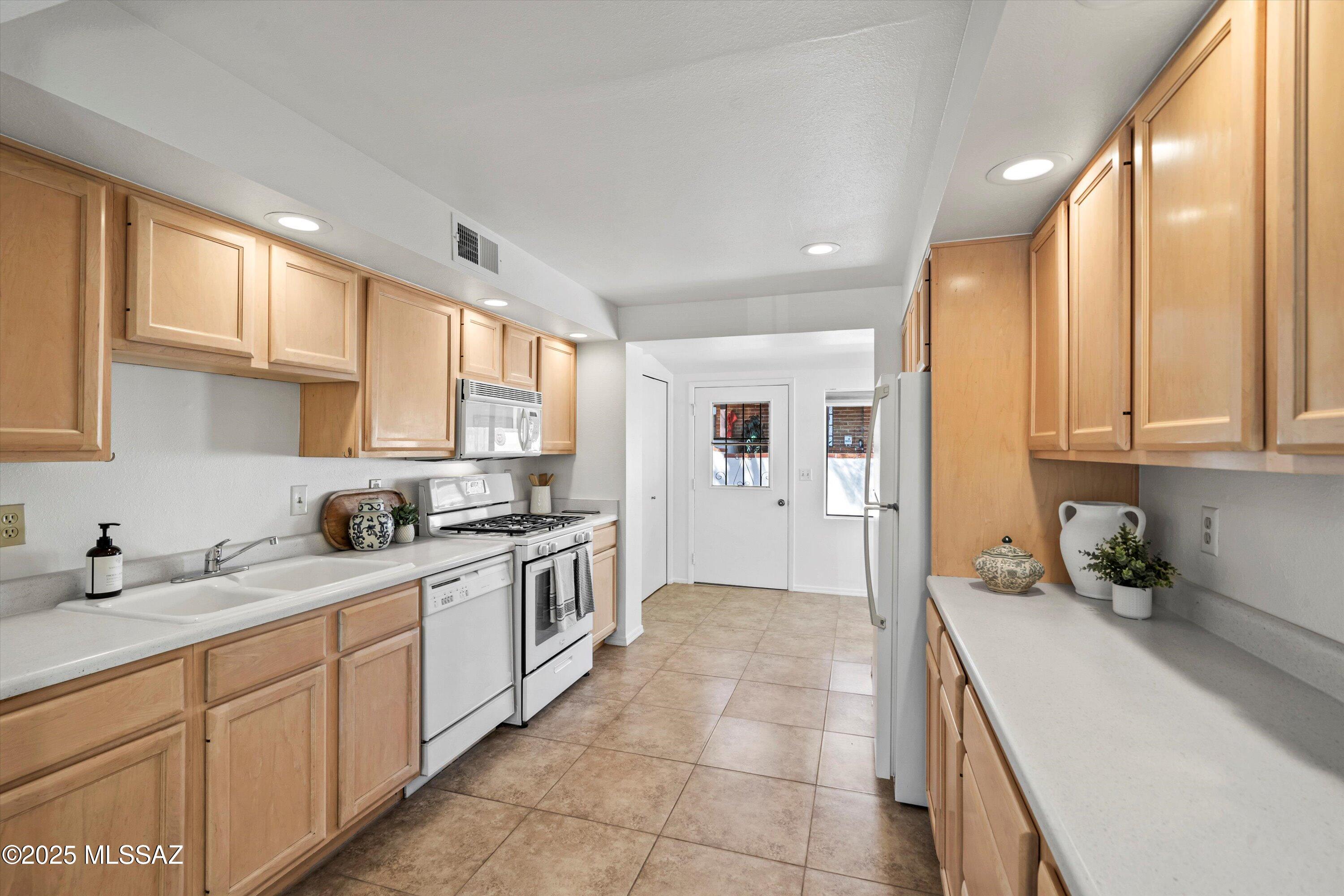 392 S Paseo Aguila Unit: UNIT D