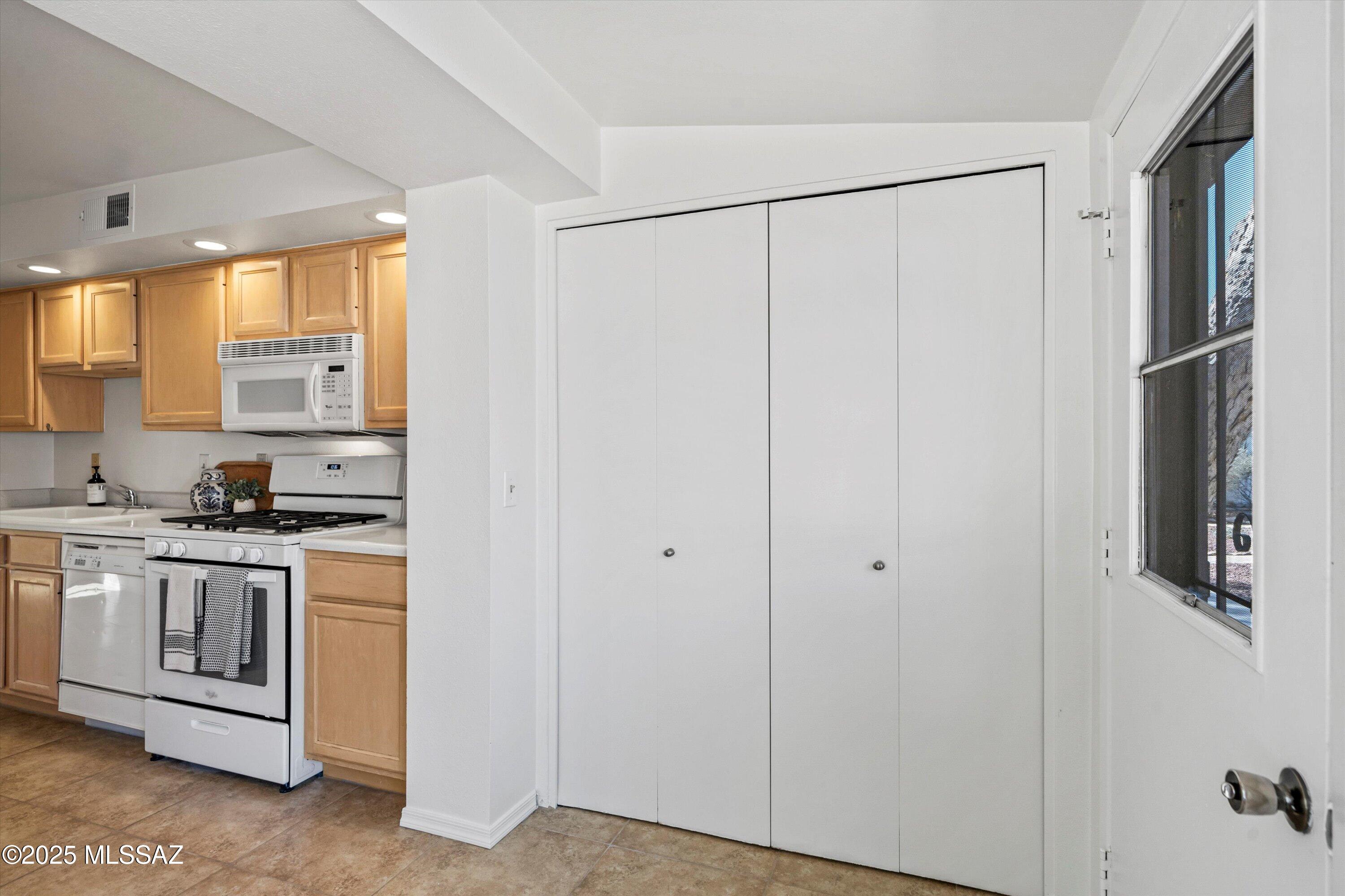 392 S Paseo Aguila Unit: UNIT D