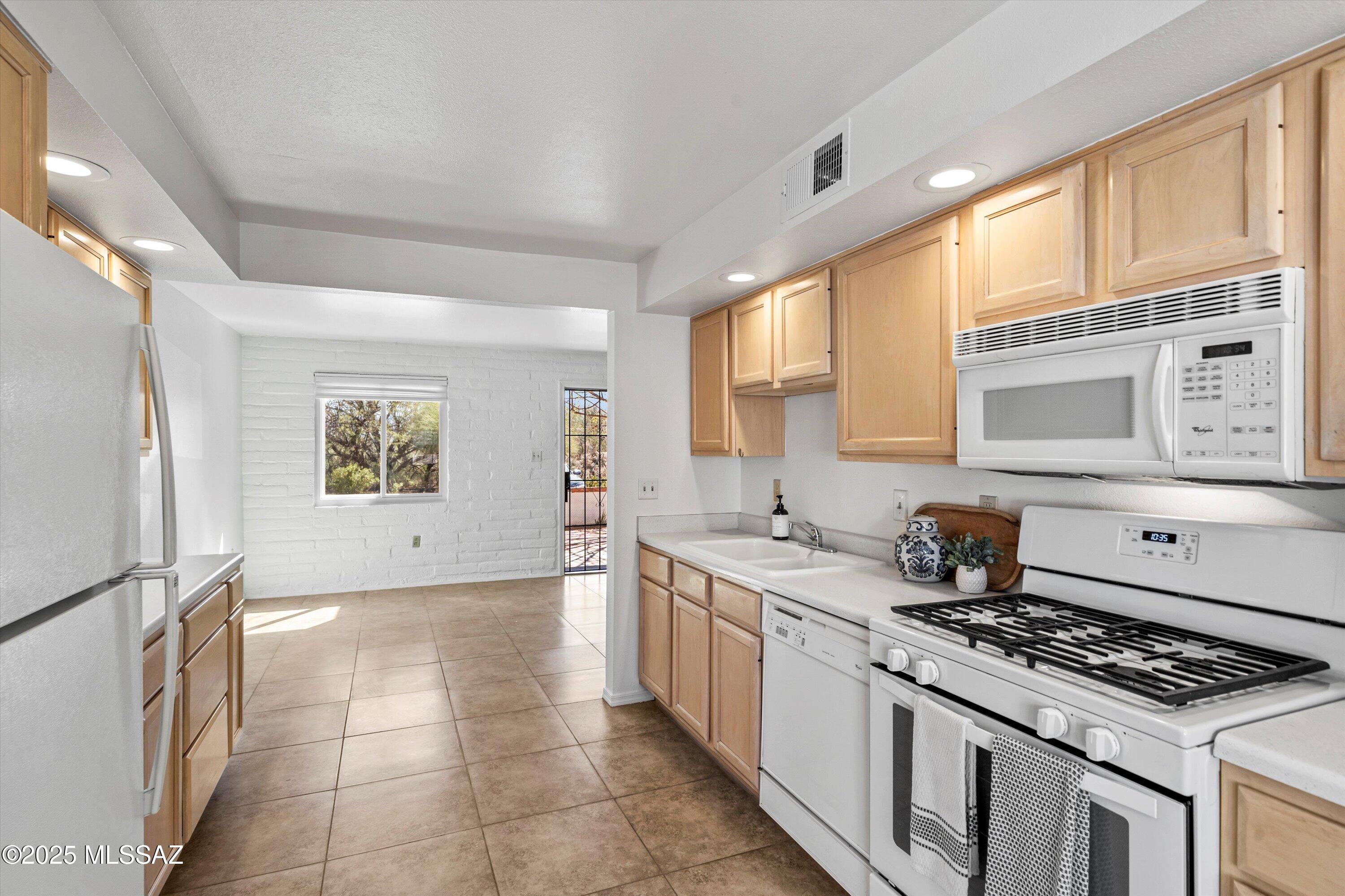 392 S Paseo Aguila Unit: UNIT D