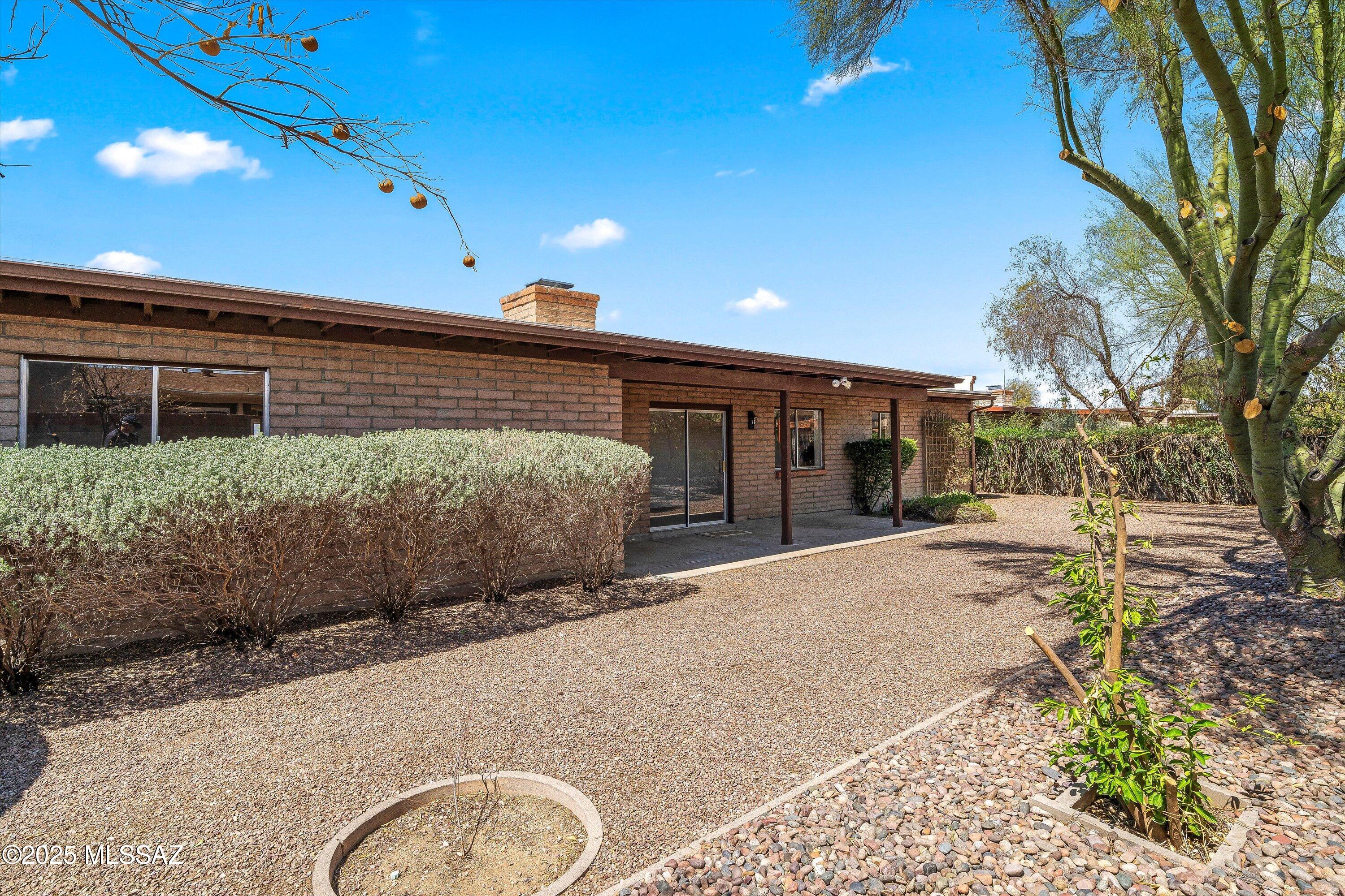 9422 E Barrudean Hills Street