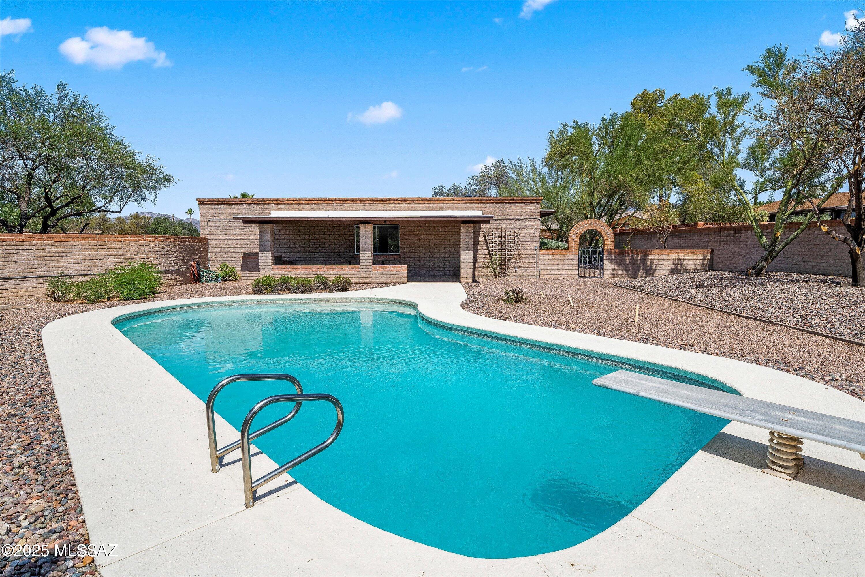 9422 E Barrudean Hills Street