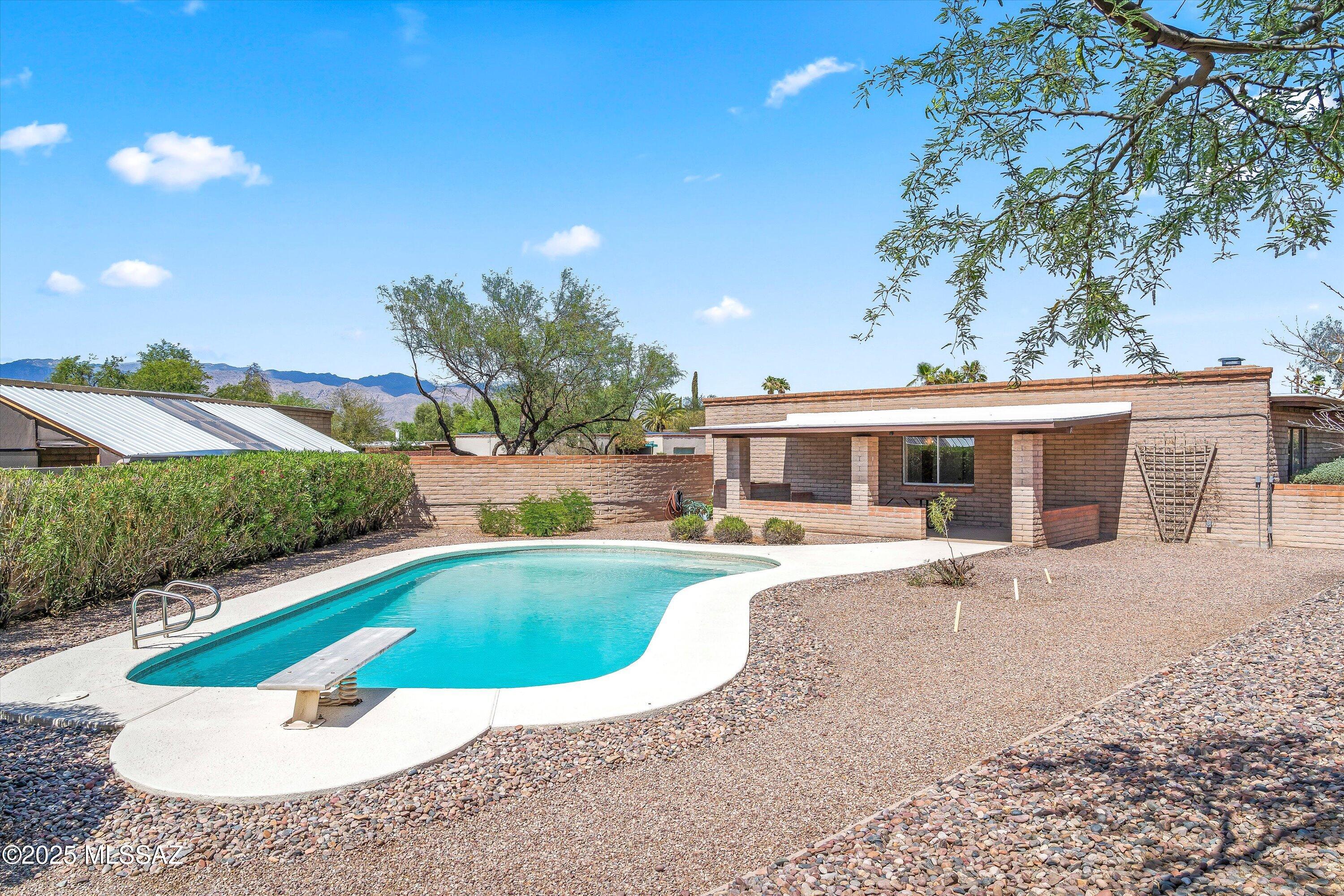 9422 E Barrudean Hills Street