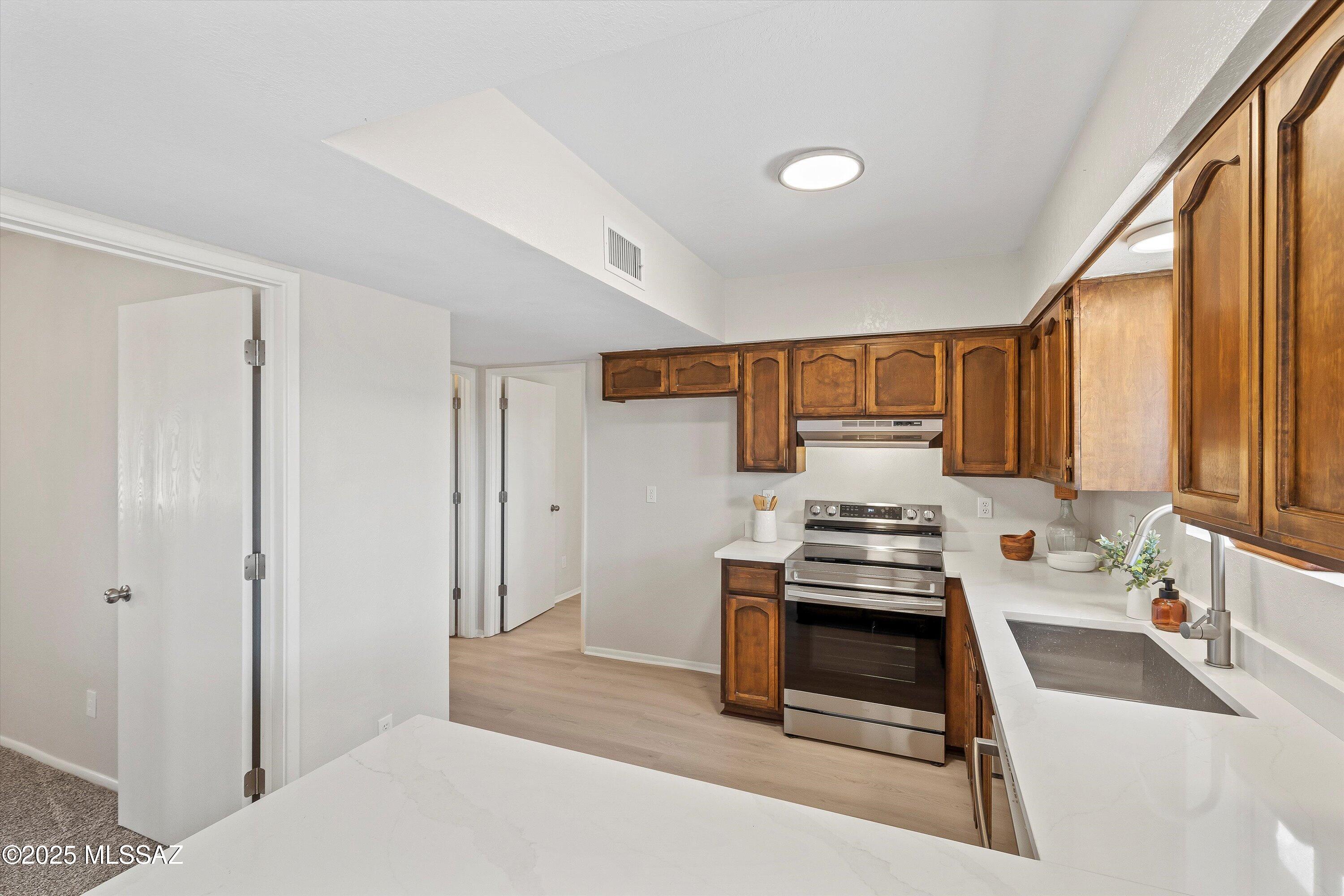 9422 E Barrudean Hills Street