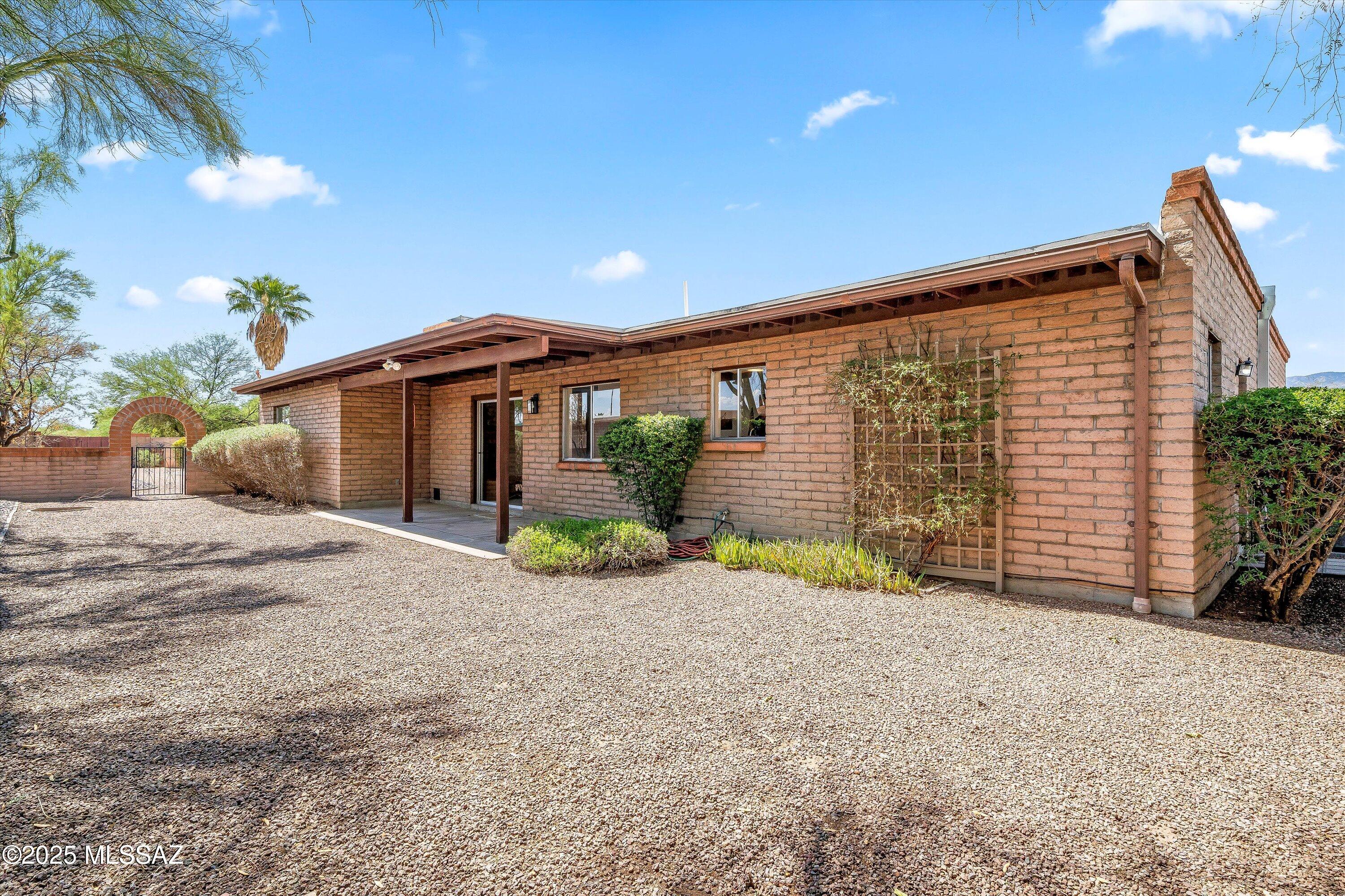 9422 E Barrudean Hills Street