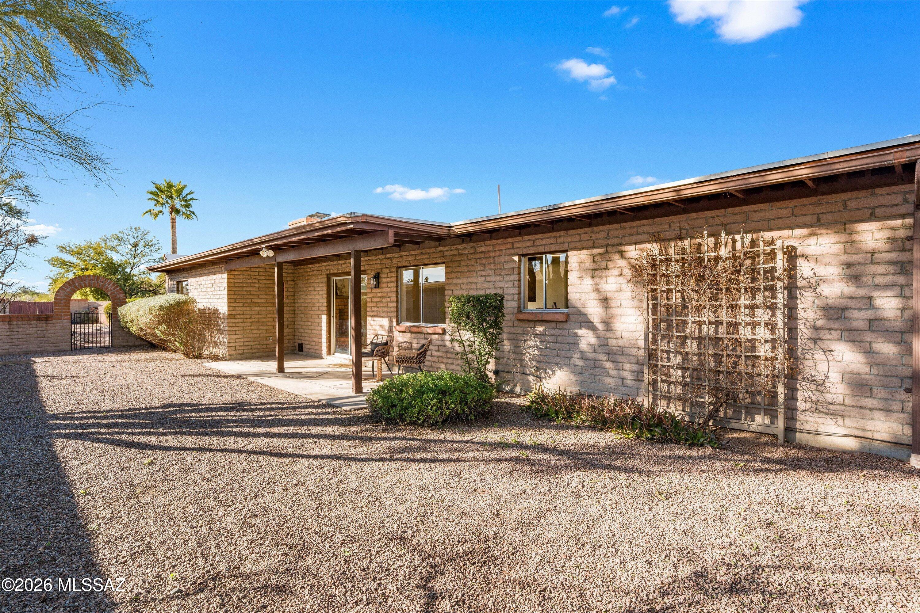 9422 E Barrudean Hills Street