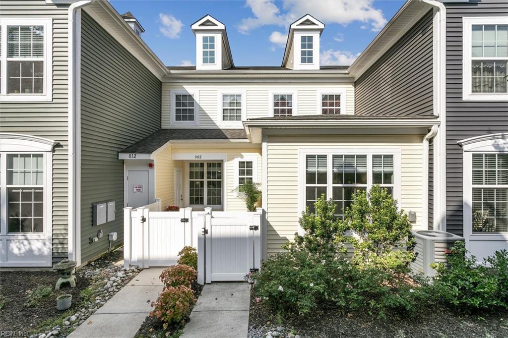 802 Promenade LN