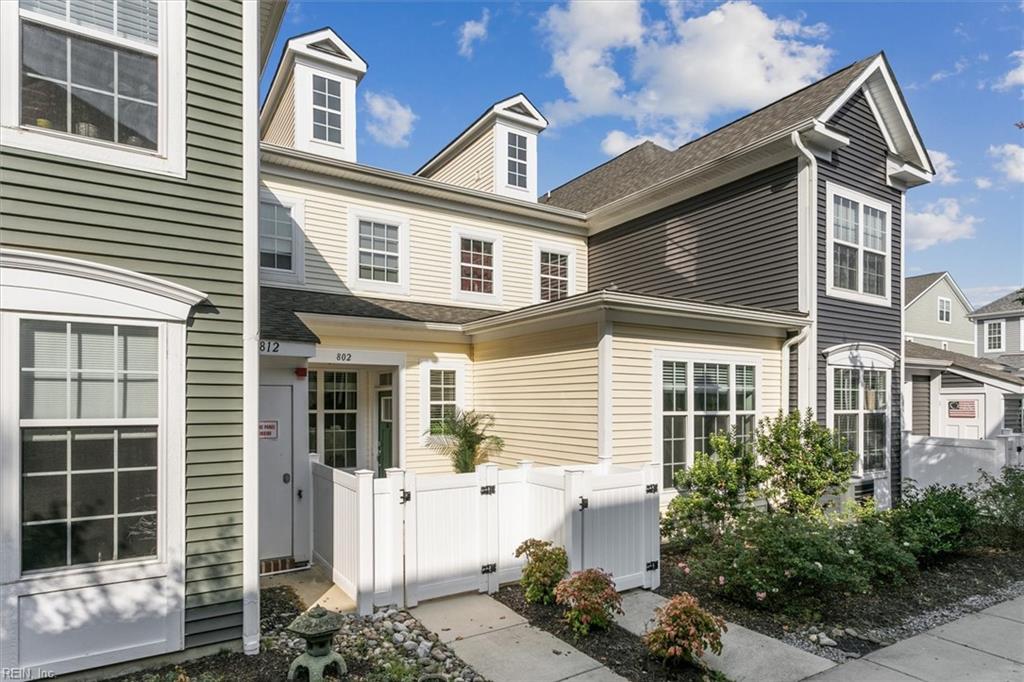 802 Promenade LN