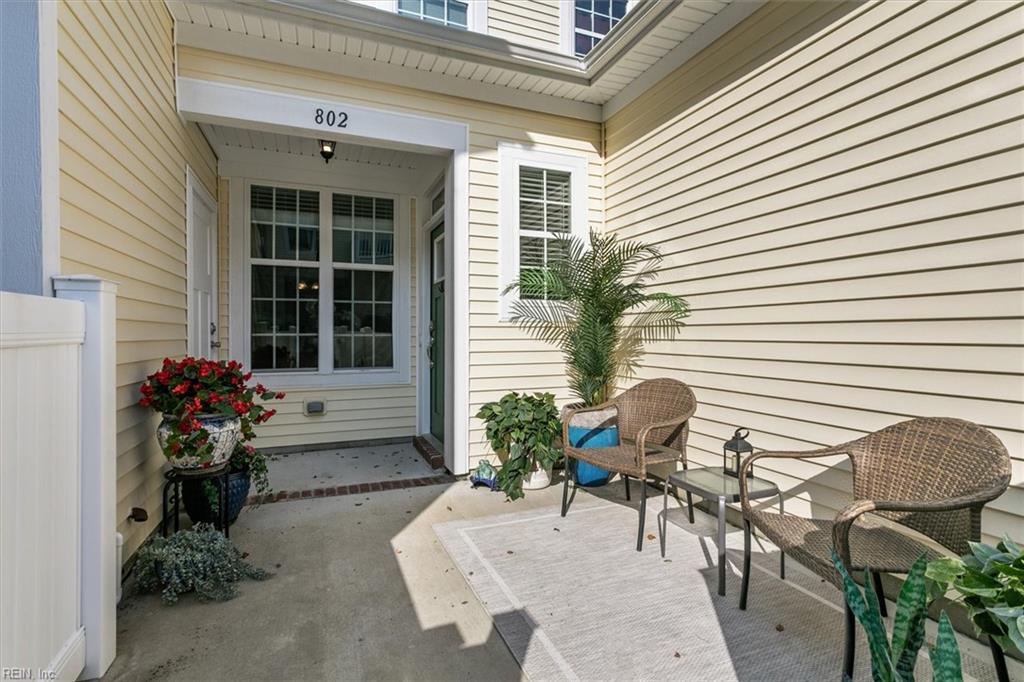 802 Promenade LN